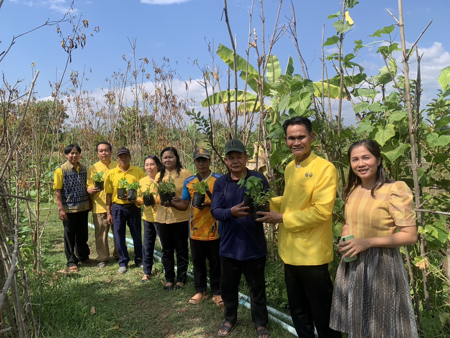 จังหวัดสกลนคร โดยสำนักงานพัฒนาชุมชนจังหวัดสกลนคร ลงพื้นที่อำเภออากาศอำนวย ร่วมขับเคลื่อนกิจกรรมการเพิ่มรายได้ ลดรายจ่าย ขยายโอกาส และส่งเสริมการดำเนินชีวิตตามแนวทางปรัชญาของเศรษฐกิจพอเพียง ตามนโยบายผู้ว่าราชการจังหวัดสกลนคร