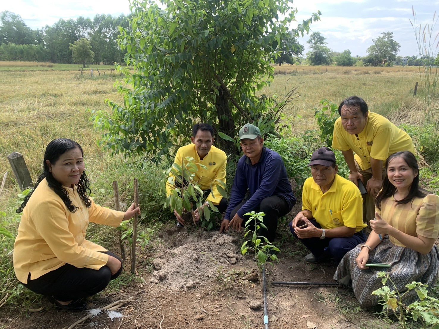 จังหวัดสกลนคร โดยสำนักงานพัฒนาชุมชนจังหวัดสกลนคร ลงพื้นที่อำเภออากาศอำนวย ร่วมขับเคลื่อนกิจกรรมการเพิ่มรายได้ ลดรายจ่าย ขยายโอกาส และส่งเสริมการดำเนินชีวิตตามแนวทางปรัชญาของเศรษฐกิจพอเพียง ตามนโยบายผู้ว่าราชการจังหวัดสกลนคร