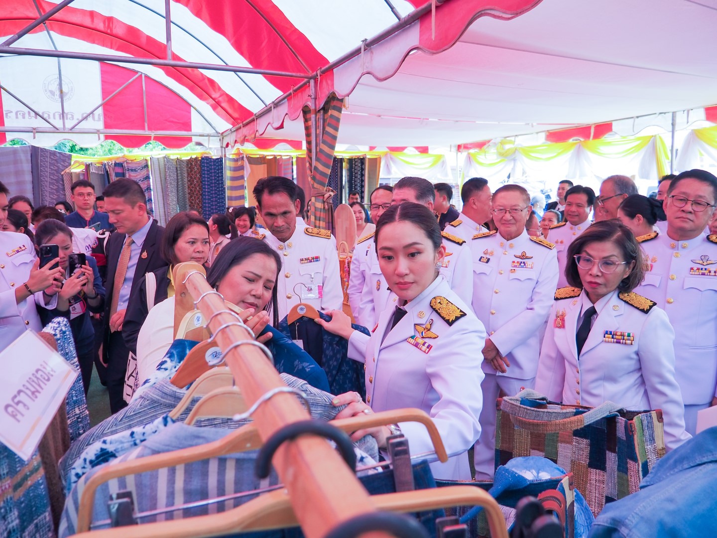 📢นายกรัฐมนตรี ถวายผ้าพระกฐินพระราชทาน สำนักนายกรัฐมนตรี ประจำปี 2567 ณ วัดพระธาตุเชิงชุมวรวิหาร อำเภอเมืองสกลนคร จังหวัดสกลนคร ยอดเงินถวายปัจจัย 12,731,219.42 บาท โดยมีประชาชนผู้มีจิตศรัทธาร่วมสมทบ 🗓วันศุกร์ที่ 8 พฤศจิกายน 2567