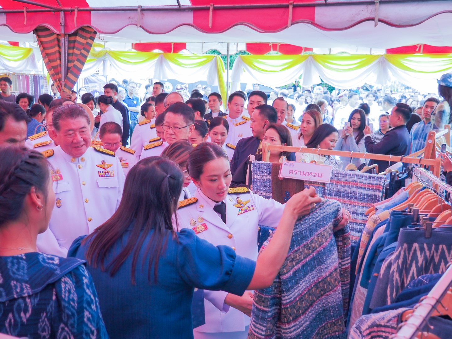 📢นายกรัฐมนตรี ถวายผ้าพระกฐินพระราชทาน สำนักนายกรัฐมนตรี ประจำปี 2567 ณ วัดพระธาตุเชิงชุมวรวิหาร อำเภอเมืองสกลนคร จังหวัดสกลนคร ยอดเงินถวายปัจจัย 12,731,219.42 บาท โดยมีประชาชนผู้มีจิตศรัทธาร่วมสมทบ 🗓วันศุกร์ที่ 8 พฤศจิกายน 2567