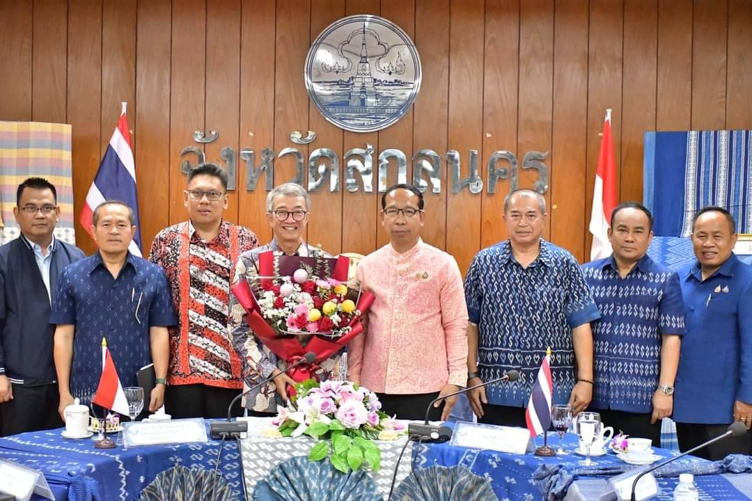 เอกอัครราชทูตสาธารณรัฐอินโดนีเซียประจำประเทศไทยเข้าคารวะผู้ว่าราชการจังหวัดสกลนคร เพื่อเชื่อมความสัมพันธ์อันดีระหว่างประเทศอินโดนีเซียกับจังหวัดสกลนคร ประเทศไทย