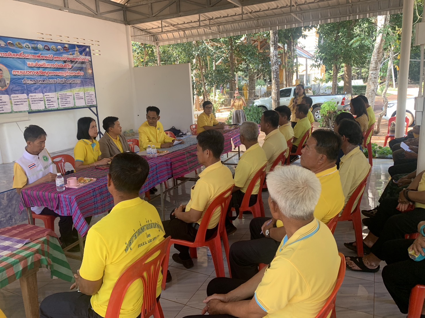 จังหวัดสกลนคร โดยสำนักงานพัฒนาชุมชนจังหวัดสกลนคร ลงพื้นที่อำเภออากาศอำนวย ร่วมขับเคลื่อนกิจกรรมการเพิ่มรายได้ ลดรายจ่าย ขยายโอกาส และส่งเสริมการดำเนินชีวิตตามแนวทางปรัชญาของเศรษฐกิจพอเพียง ตามนโยบายผู้ว่าราชการจังหวัดสกลนคร