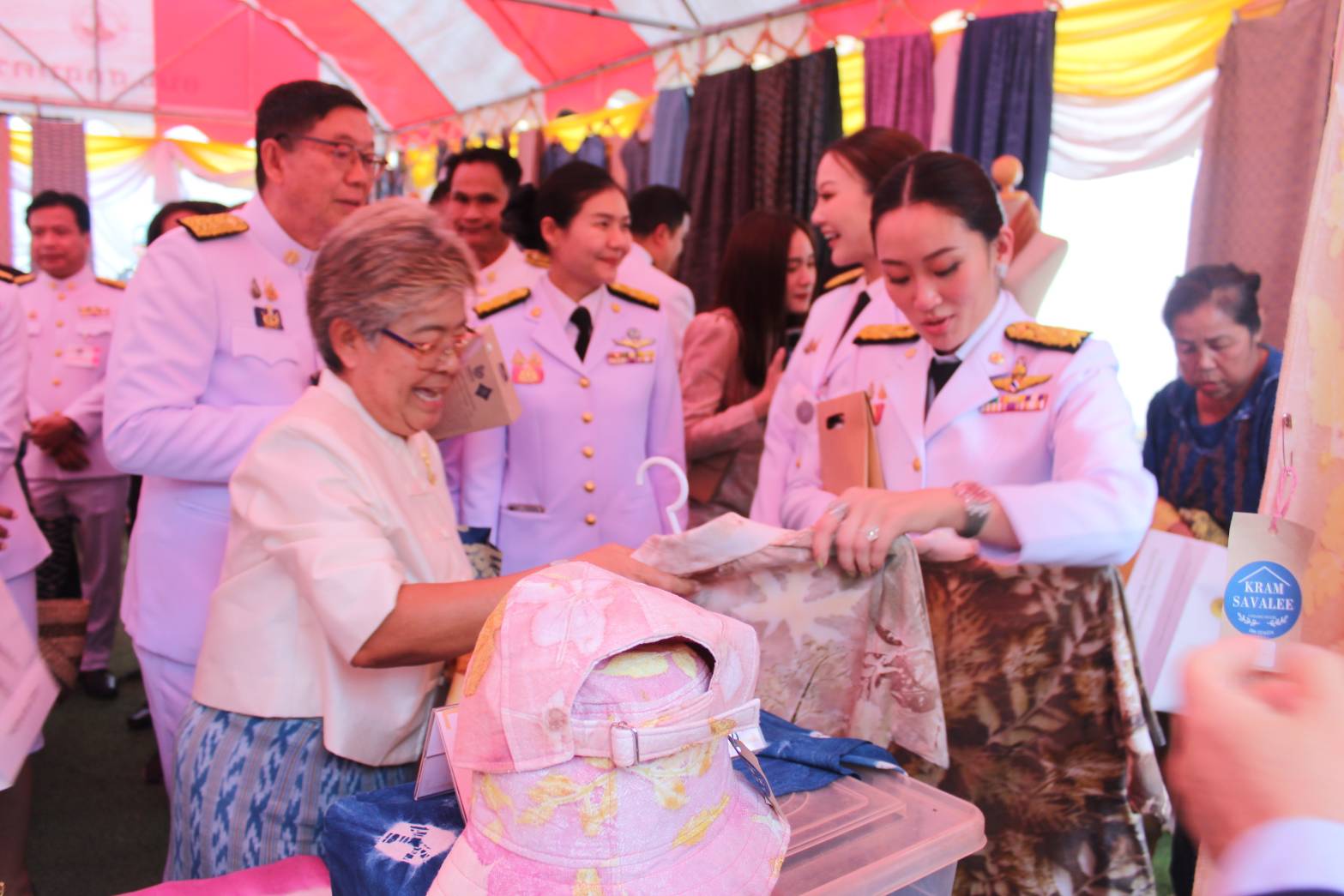 📢นายกรัฐมนตรี ถวายผ้าพระกฐินพระราชทาน สำนักนายกรัฐมนตรี ประจำปี 2567 ณ วัดพระธาตุเชิงชุมวรวิหาร อำเภอเมืองสกลนคร จังหวัดสกลนคร ยอดเงินถวายปัจจัย 12,731,219.42 บาท โดยมีประชาชนผู้มีจิตศรัทธาร่วมสมทบ 🗓วันศุกร์ที่ 8 พฤศจิกายน 2567