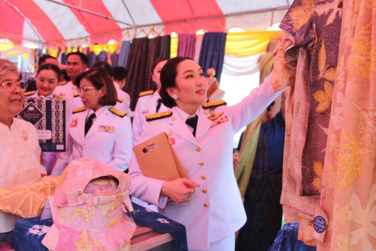📢นายกรัฐมนตรี ถวายผ้าพระกฐินพระราชทาน สำนักนายกรัฐมนตรี ประจำปี 2567 ณ วัดพระธาตุเชิงชุมวรวิหาร อำเภอเมืองสกลนคร จังหวัดสกลนคร ยอดเงินถวายปัจจัย 12,731,219.42 บาท โดยมีประชาชนผู้มีจิตศรัทธาร่วมสมทบ 🗓วันศุกร์ที่ 8 พฤศจิกายน 2567