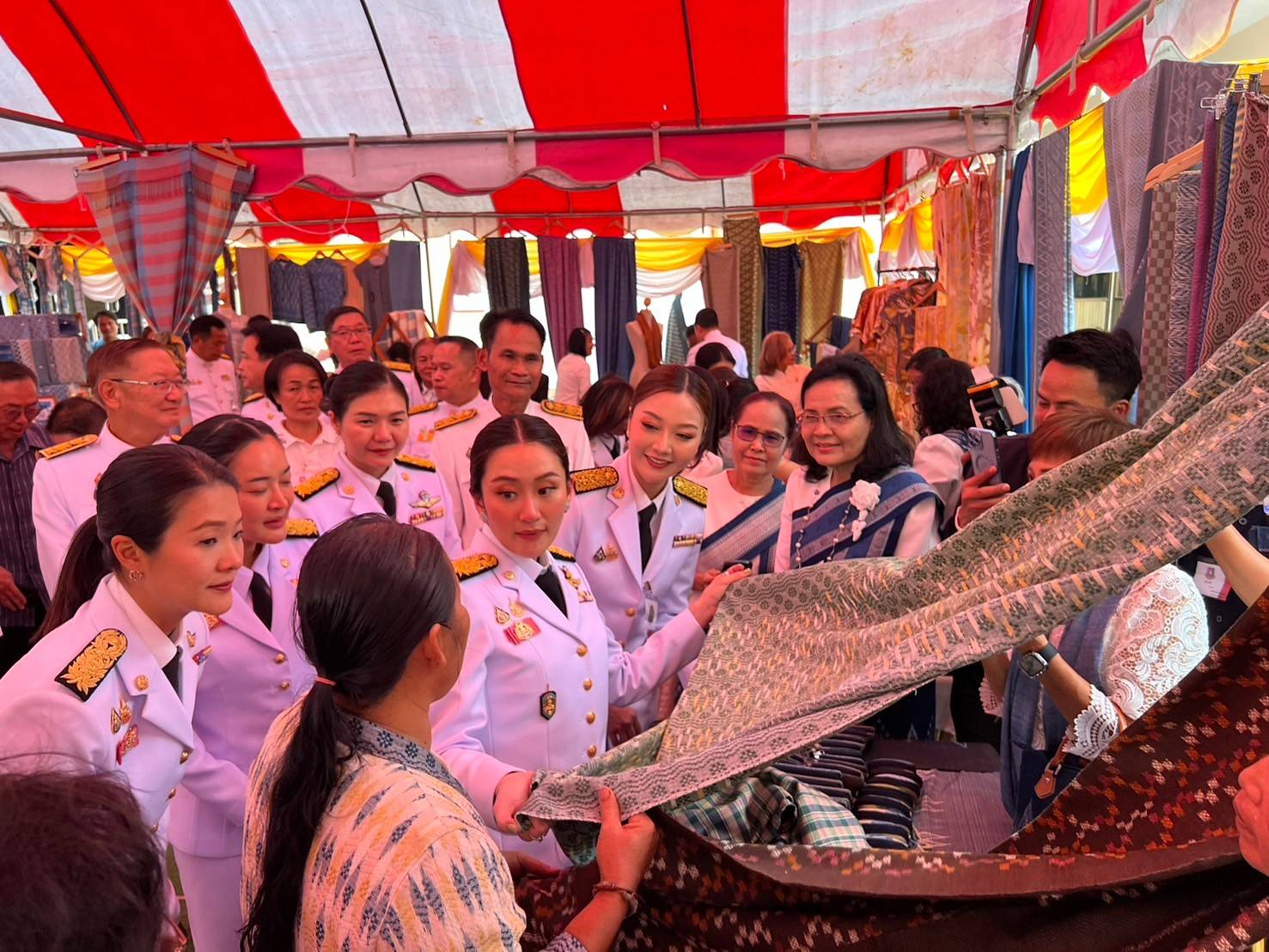 📢นายกรัฐมนตรี ถวายผ้าพระกฐินพระราชทาน สำนักนายกรัฐมนตรี ประจำปี 2567 ณ วัดพระธาตุเชิงชุมวรวิหาร อำเภอเมืองสกลนคร จังหวัดสกลนคร ยอดเงินถวายปัจจัย 12,731,219.42 บาท โดยมีประชาชนผู้มีจิตศรัทธาร่วมสมทบ 🗓วันศุกร์ที่ 8 พฤศจิกายน 2567