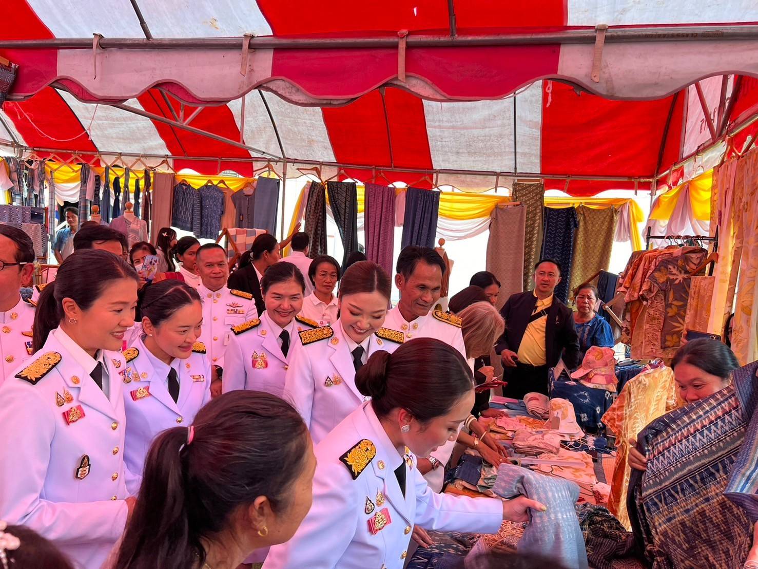 📢นายกรัฐมนตรี ถวายผ้าพระกฐินพระราชทาน สำนักนายกรัฐมนตรี ประจำปี 2567 ณ วัดพระธาตุเชิงชุมวรวิหาร อำเภอเมืองสกลนคร จังหวัดสกลนคร ยอดเงินถวายปัจจัย 12,731,219.42 บาท โดยมีประชาชนผู้มีจิตศรัทธาร่วมสมทบ 🗓วันศุกร์ที่ 8 พฤศจิกายน 2567