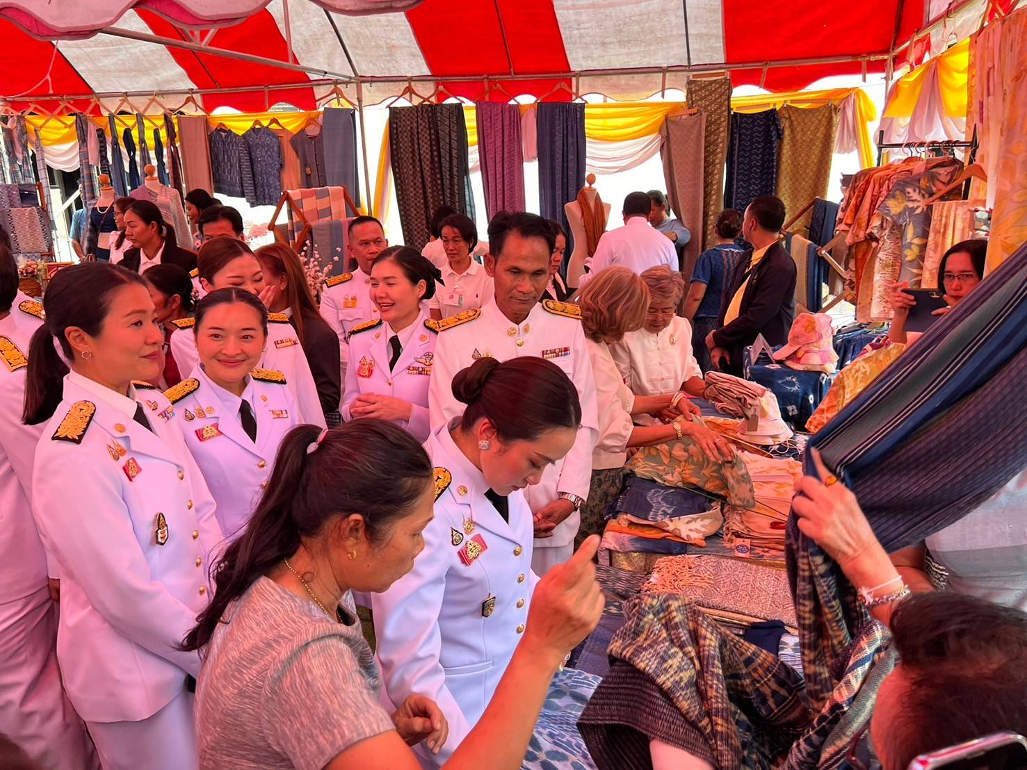 📢นายกรัฐมนตรี ถวายผ้าพระกฐินพระราชทาน สำนักนายกรัฐมนตรี ประจำปี 2567 ณ วัดพระธาตุเชิงชุมวรวิหาร อำเภอเมืองสกลนคร จังหวัดสกลนคร ยอดเงินถวายปัจจัย 12,731,219.42 บาท โดยมีประชาชนผู้มีจิตศรัทธาร่วมสมทบ 🗓วันศุกร์ที่ 8 พฤศจิกายน 2567