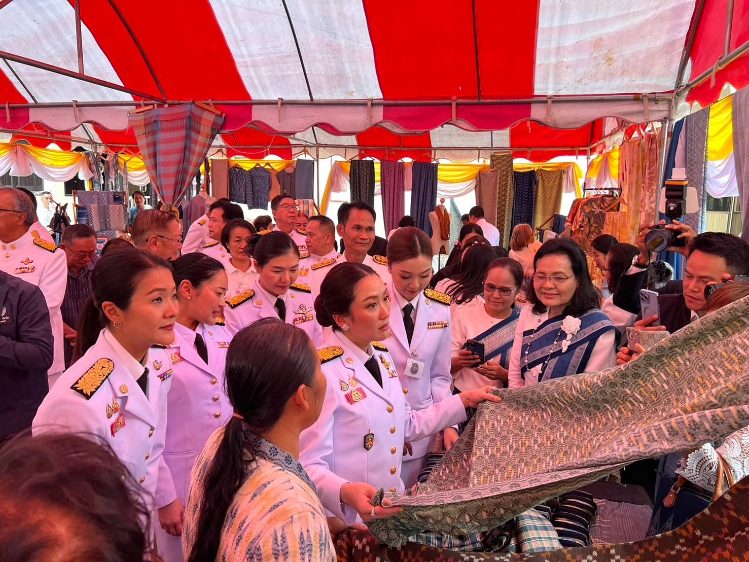 📢นายกรัฐมนตรี ถวายผ้าพระกฐินพระราชทาน สำนักนายกรัฐมนตรี ประจำปี 2567 ณ วัดพระธาตุเชิงชุมวรวิหาร อำเภอเมืองสกลนคร จังหวัดสกลนคร ยอดเงินถวายปัจจัย 12,731,219.42 บาท โดยมีประชาชนผู้มีจิตศรัทธาร่วมสมทบ 🗓วันศุกร์ที่ 8 พฤศจิกายน 2567