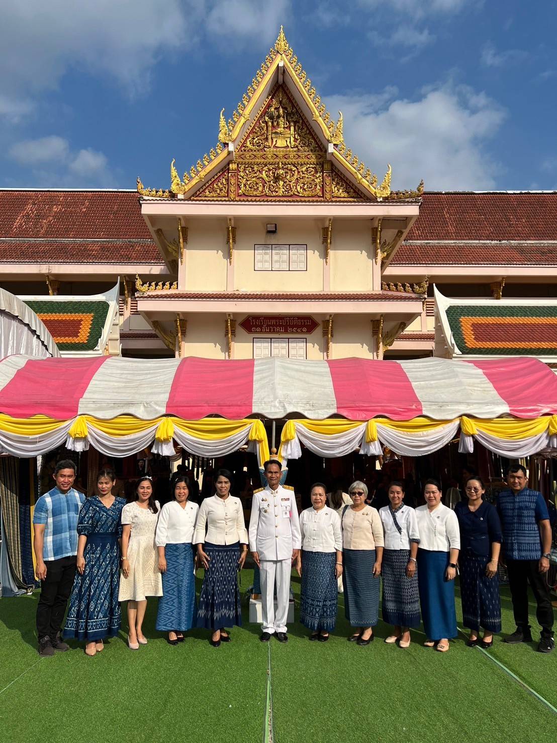 📢นายกรัฐมนตรี ถวายผ้าพระกฐินพระราชทาน สำนักนายกรัฐมนตรี ประจำปี 2567 ณ วัดพระธาตุเชิงชุมวรวิหาร อำเภอเมืองสกลนคร จังหวัดสกลนคร ยอดเงินถวายปัจจัย 12,731,219.42 บาท โดยมีประชาชนผู้มีจิตศรัทธาร่วมสมทบ 🗓วันศุกร์ที่ 8 พฤศจิกายน 2567