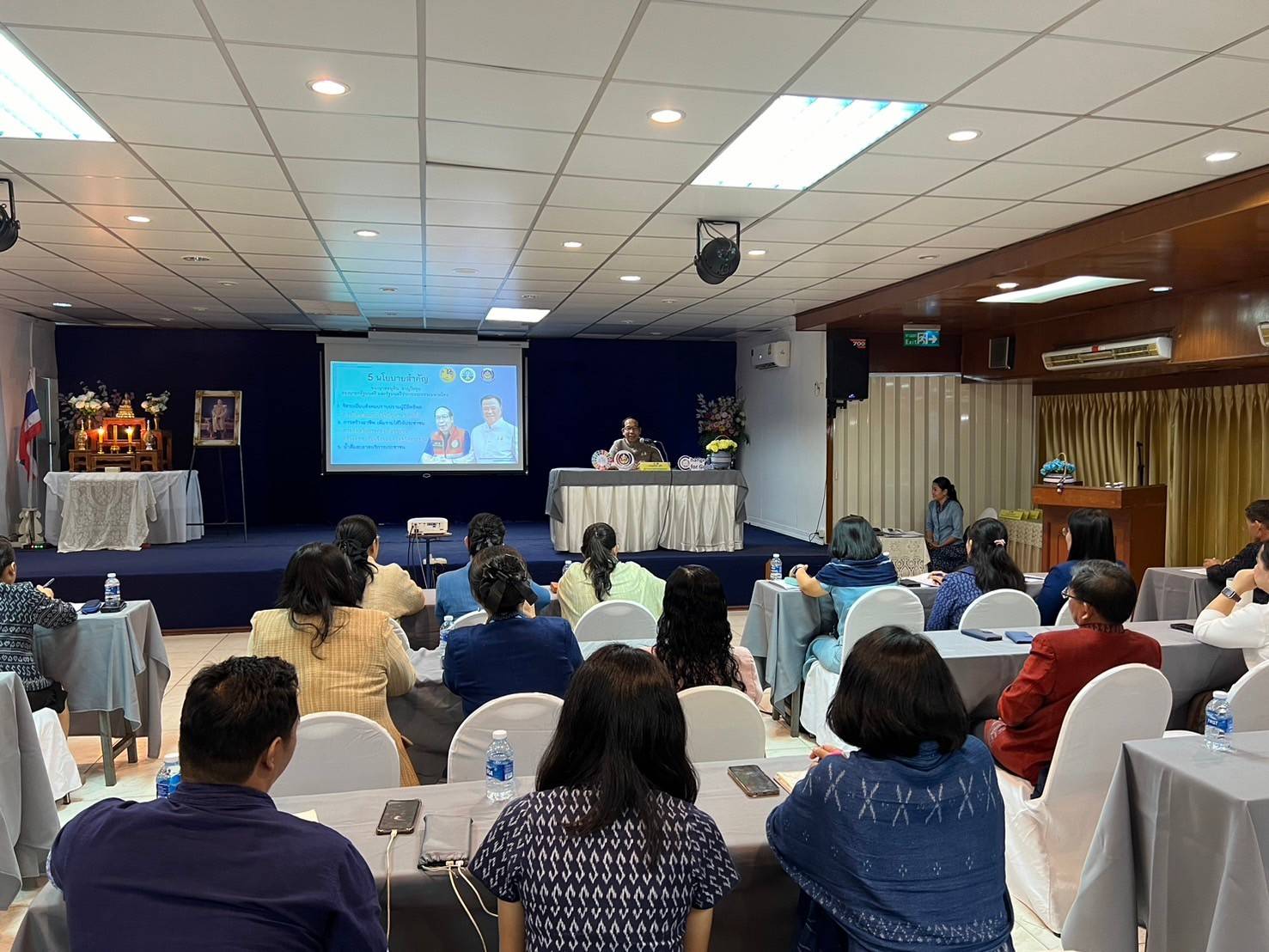 ผู้ว่าราชการจังหวัดสกลนคร มอบนโยบายการขับเคลื่อนการเพิ่มรายได้ ลดรายจ่าย ขยายโอกาส และส่งเสริมการดำเนินชีวิตตามแนวทางปรัชญาของเศรษฐกิจพอเพียง แก่เจ้าหน้าที่พัฒนาชุมชนจังหวัดสกลนคร