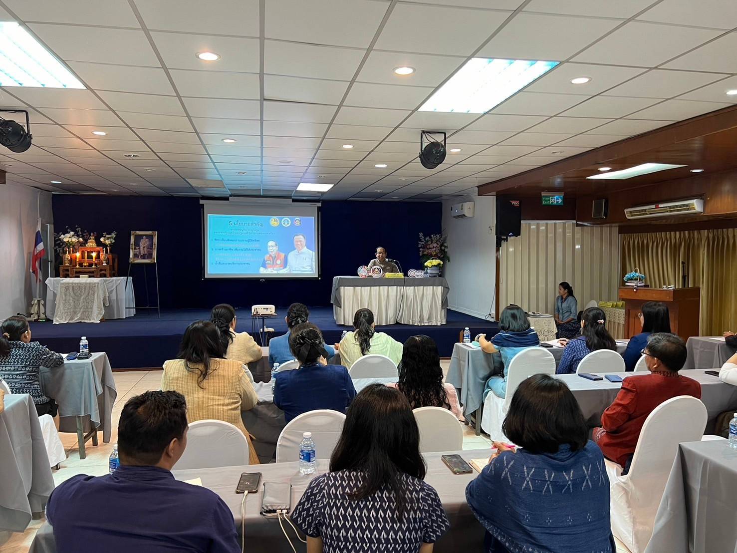 ผู้ว่าราชการจังหวัดสกลนคร มอบนโยบายการขับเคลื่อนการเพิ่มรายได้ ลดรายจ่าย ขยายโอกาส และส่งเสริมการดำเนินชีวิตตามแนวทางปรัชญาของเศรษฐกิจพอเพียง แก่เจ้าหน้าที่พัฒนาชุมชนจังหวัดสกลนคร