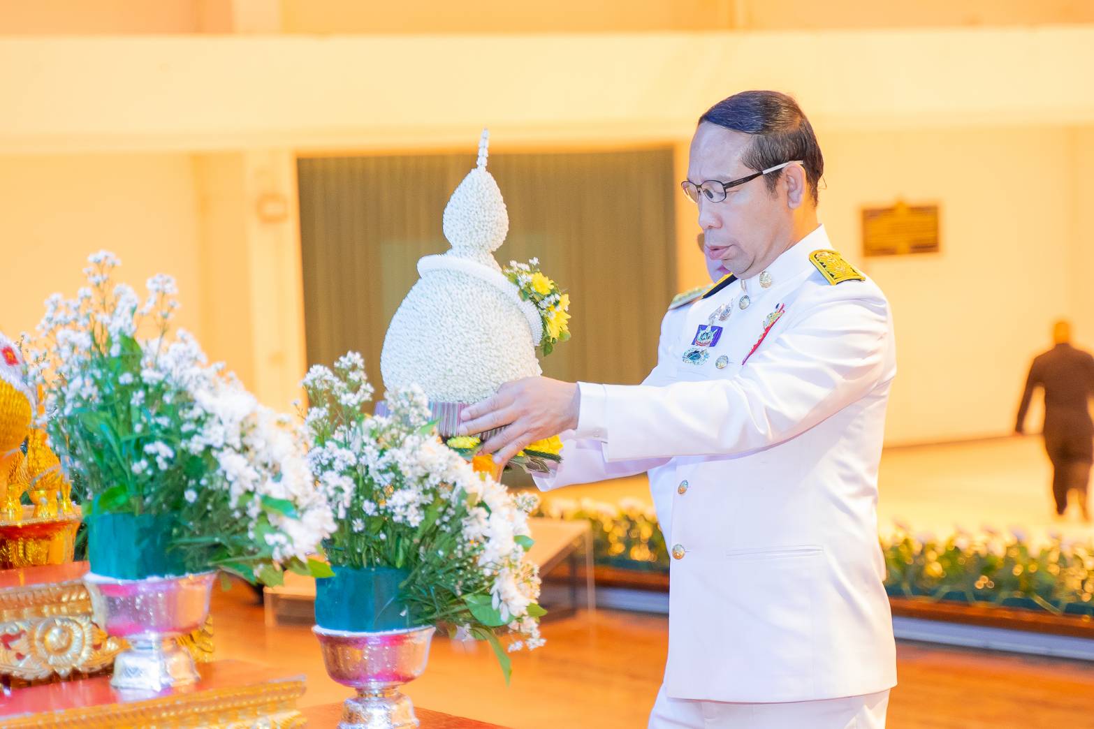 ผู้ว่าราชการจังหวัดสกลนคร นำทุกภาคส่วนร่วมพิธีน้อมรำลึก พระบาทสมเด็จพระบรมชนกาธิเบศร มหาภูมิพลอดุลยเดชมหาราช บรมนาถบพิตร วางพานพุ่ม ถวายราชสักการะ เนื่องในวันพระบิดาแห่งฝนหลวง ประจำปี 2567