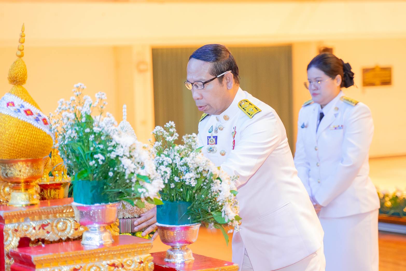 ผู้ว่าราชการจังหวัดสกลนคร นำทุกภาคส่วนร่วมพิธีน้อมรำลึก พระบาทสมเด็จพระบรมชนกาธิเบศร มหาภูมิพลอดุลยเดชมหาราช บรมนาถบพิตร วางพานพุ่ม ถวายราชสักการะ เนื่องในวันพระบิดาแห่งฝนหลวง ประจำปี 2567