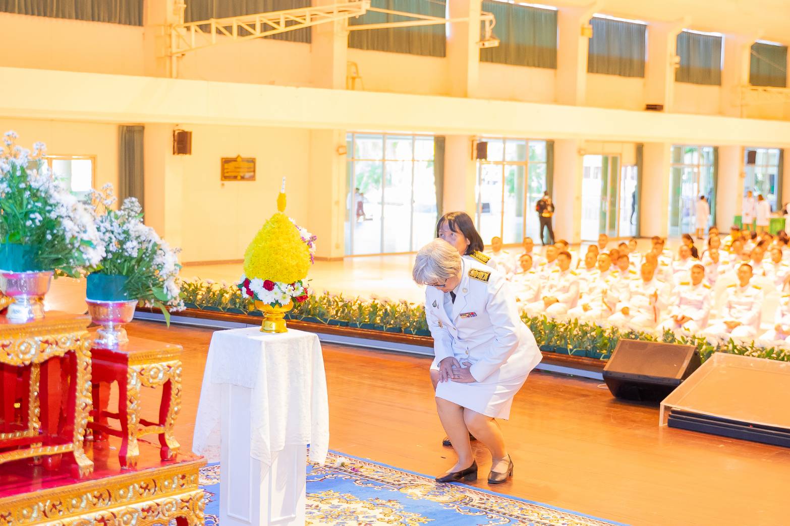 ผู้ว่าราชการจังหวัดสกลนคร นำทุกภาคส่วนร่วมพิธีน้อมรำลึก พระบาทสมเด็จพระบรมชนกาธิเบศร มหาภูมิพลอดุลยเดชมหาราช บรมนาถบพิตร วางพานพุ่ม ถวายราชสักการะ เนื่องในวันพระบิดาแห่งฝนหลวง ประจำปี 2567