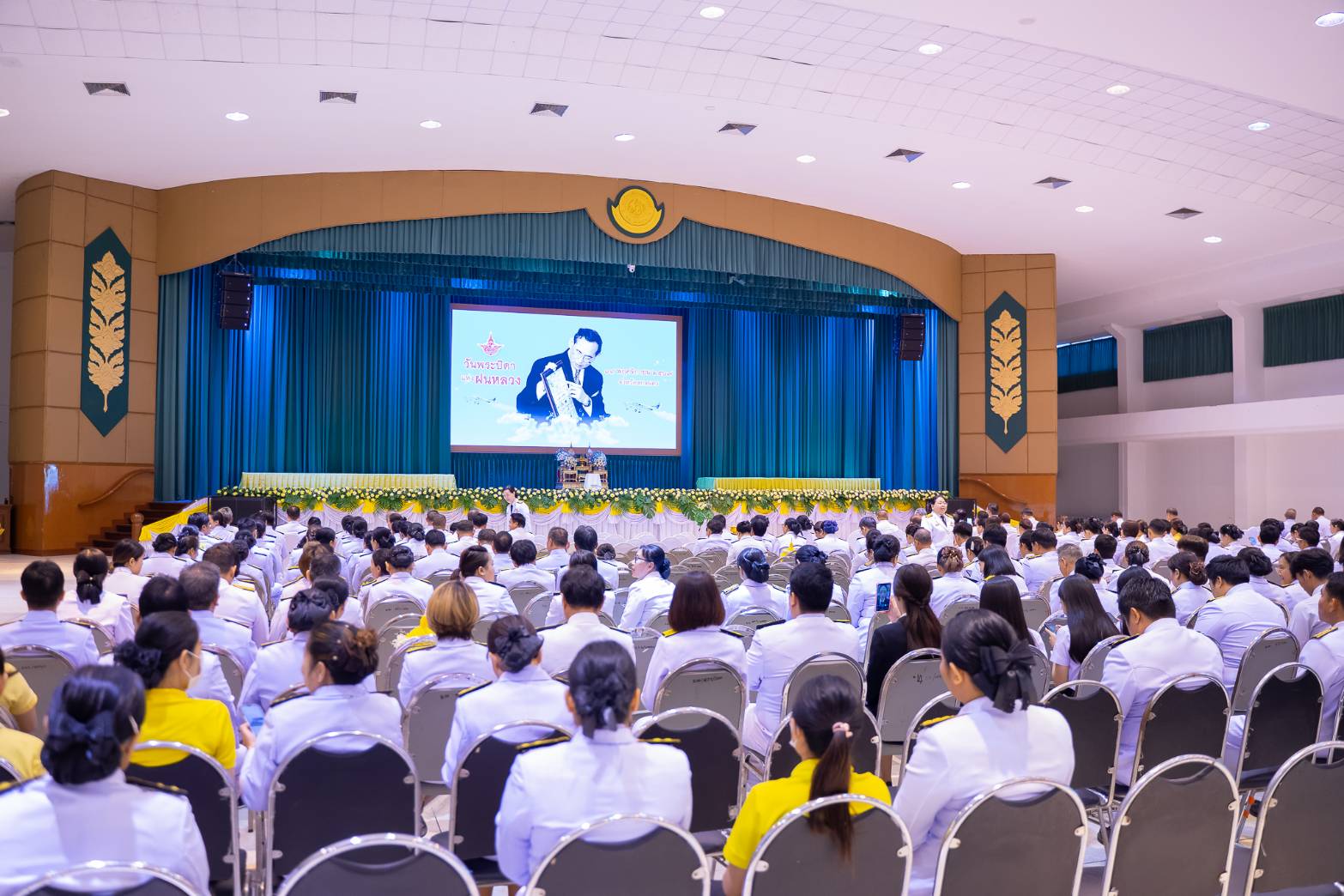 ผู้ว่าราชการจังหวัดสกลนคร นำทุกภาคส่วนร่วมพิธีน้อมรำลึก พระบาทสมเด็จพระบรมชนกาธิเบศร มหาภูมิพลอดุลยเดชมหาราช บรมนาถบพิตร วางพานพุ่ม ถวายราชสักการะ เนื่องในวันพระบิดาแห่งฝนหลวง ประจำปี 2567