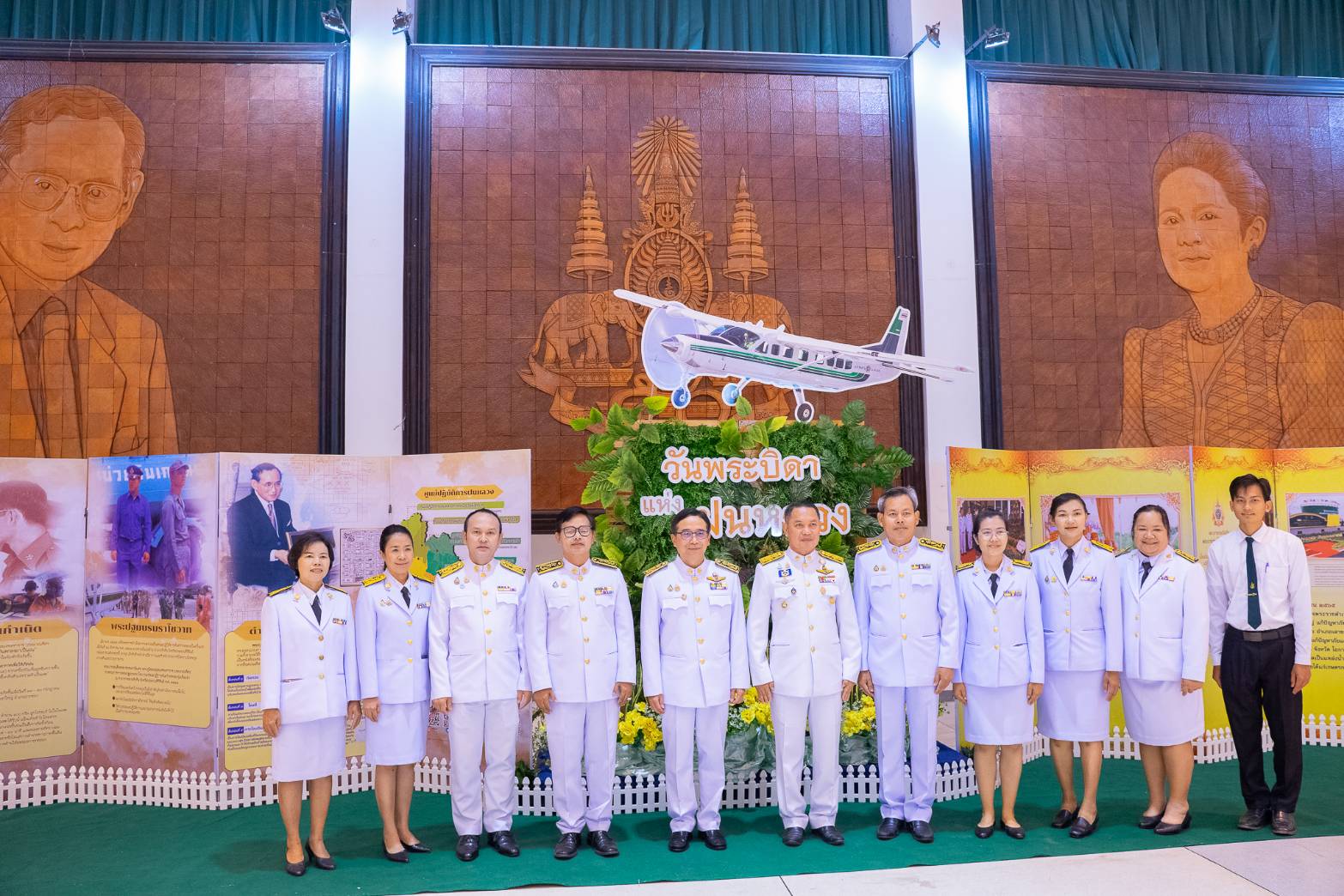 ผู้ว่าราชการจังหวัดสกลนคร นำทุกภาคส่วนร่วมพิธีน้อมรำลึก พระบาทสมเด็จพระบรมชนกาธิเบศร มหาภูมิพลอดุลยเดชมหาราช บรมนาถบพิตร วางพานพุ่ม ถวายราชสักการะ เนื่องในวันพระบิดาแห่งฝนหลวง ประจำปี 2567