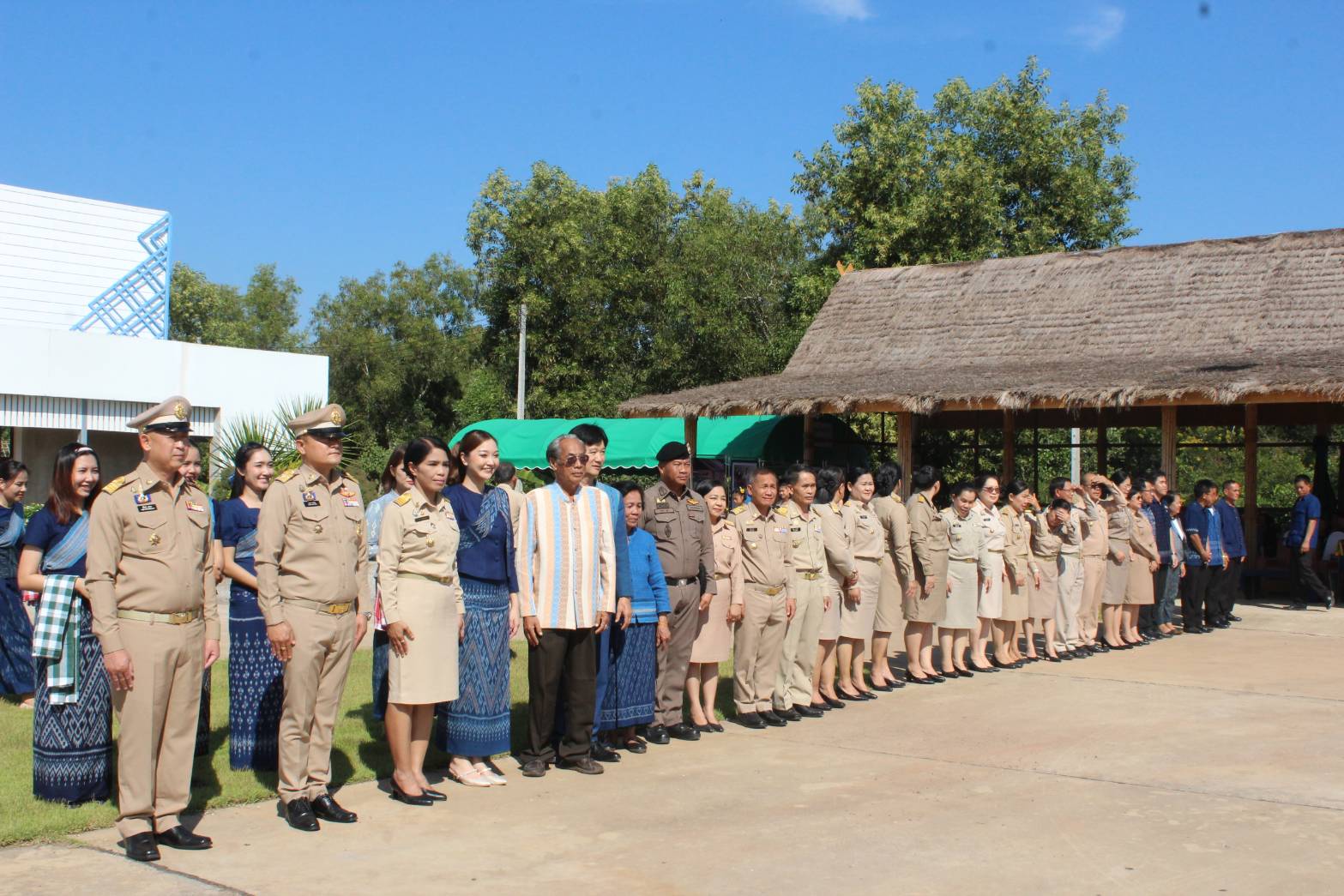นางสาวธีรรัตน์ สำเร็จวาณิชย์ รัฐมนตรีช่วยว่าการกระทรวงมหาดไทย เยี่ยมชมการดำเนินงานของศูนย์เรียนรู้ผ้าย้อมคราม “วิชชาลัยดอนกอย วิถีแห่งการพัฒนาที่ยั่งยืน” จ.สกลนคร