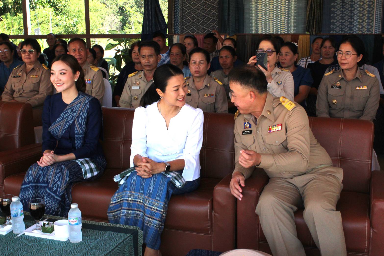 นางสาวธีรรัตน์ สำเร็จวาณิชย์ รัฐมนตรีช่วยว่าการกระทรวงมหาดไทย เยี่ยมชมการดำเนินงานของศูนย์เรียนรู้ผ้าย้อมคราม “วิชชาลัยดอนกอย วิถีแห่งการพัฒนาที่ยั่งยืน” จ.สกลนคร