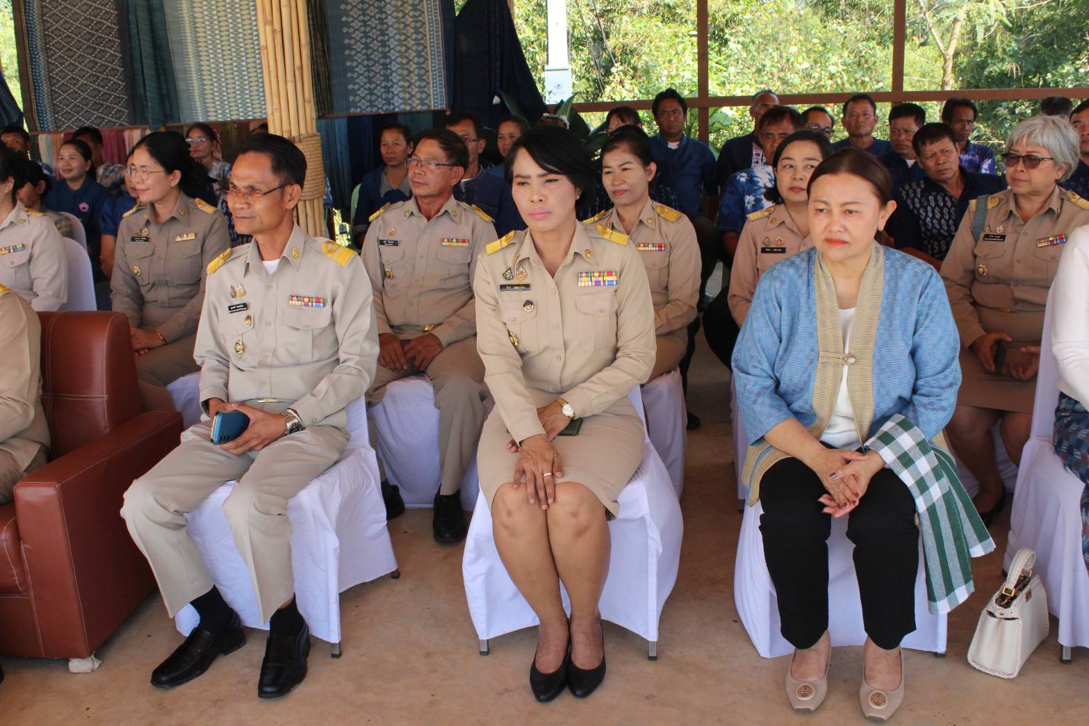 นางสาวธีรรัตน์ สำเร็จวาณิชย์ รัฐมนตรีช่วยว่าการกระทรวงมหาดไทย เยี่ยมชมการดำเนินงานของศูนย์เรียนรู้ผ้าย้อมคราม “วิชชาลัยดอนกอย วิถีแห่งการพัฒนาที่ยั่งยืน” จ.สกลนคร