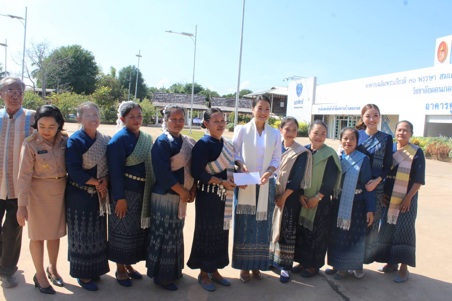นางสาวธีรรัตน์ สำเร็จวาณิชย์ รัฐมนตรีช่วยว่าการกระทรวงมหาดไทย เยี่ยมชมการดำเนินงานของศูนย์เรียนรู้ผ้าย้อมคราม “วิชชาลัยดอนกอย วิถีแห่งการพัฒนาที่ยั่งยืน” จ.สกลนคร