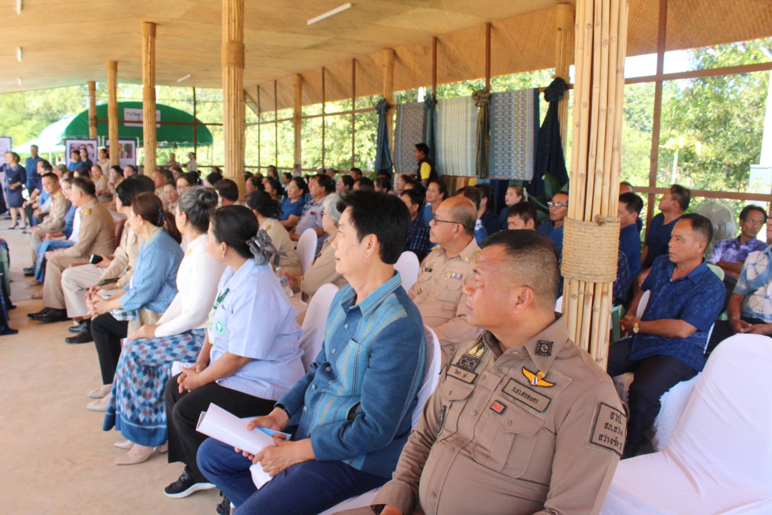 นางสาวธีรรัตน์ สำเร็จวาณิชย์ รัฐมนตรีช่วยว่าการกระทรวงมหาดไทย เยี่ยมชมการดำเนินงานของศูนย์เรียนรู้ผ้าย้อมคราม “วิชชาลัยดอนกอย วิถีแห่งการพัฒนาที่ยั่งยืน” จ.สกลนคร