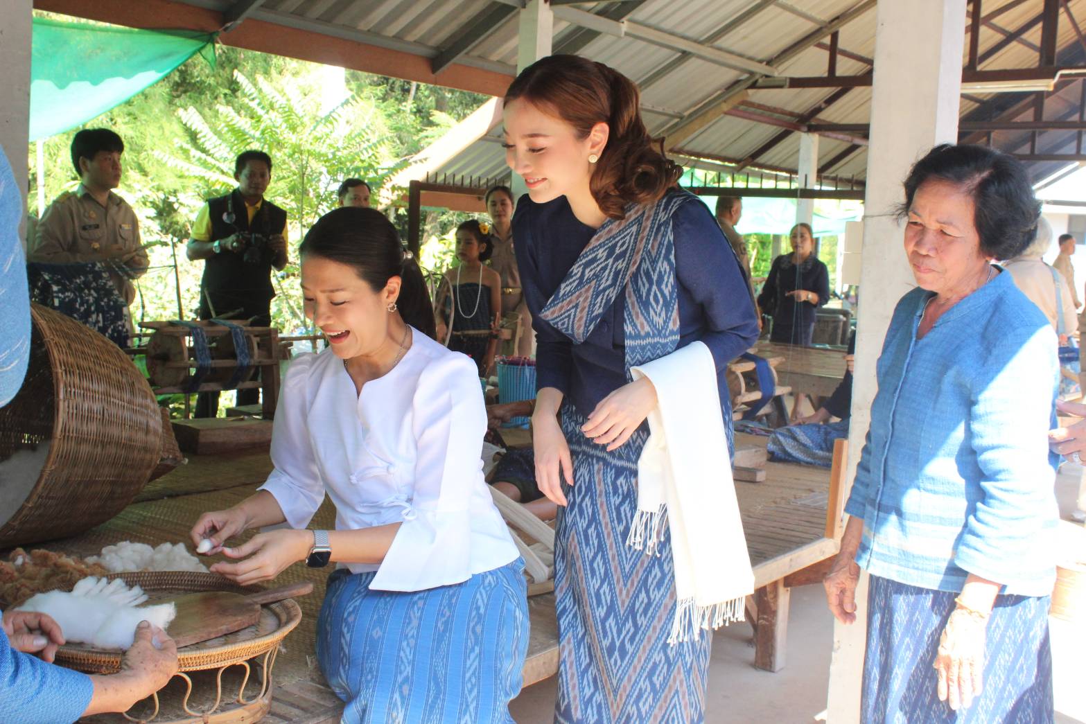 นางสาวธีรรัตน์ สำเร็จวาณิชย์ รัฐมนตรีช่วยว่าการกระทรวงมหาดไทย เยี่ยมชมการดำเนินงานของศูนย์เรียนรู้ผ้าย้อมคราม “วิชชาลัยดอนกอย วิถีแห่งการพัฒนาที่ยั่งยืน” จ.สกลนคร
