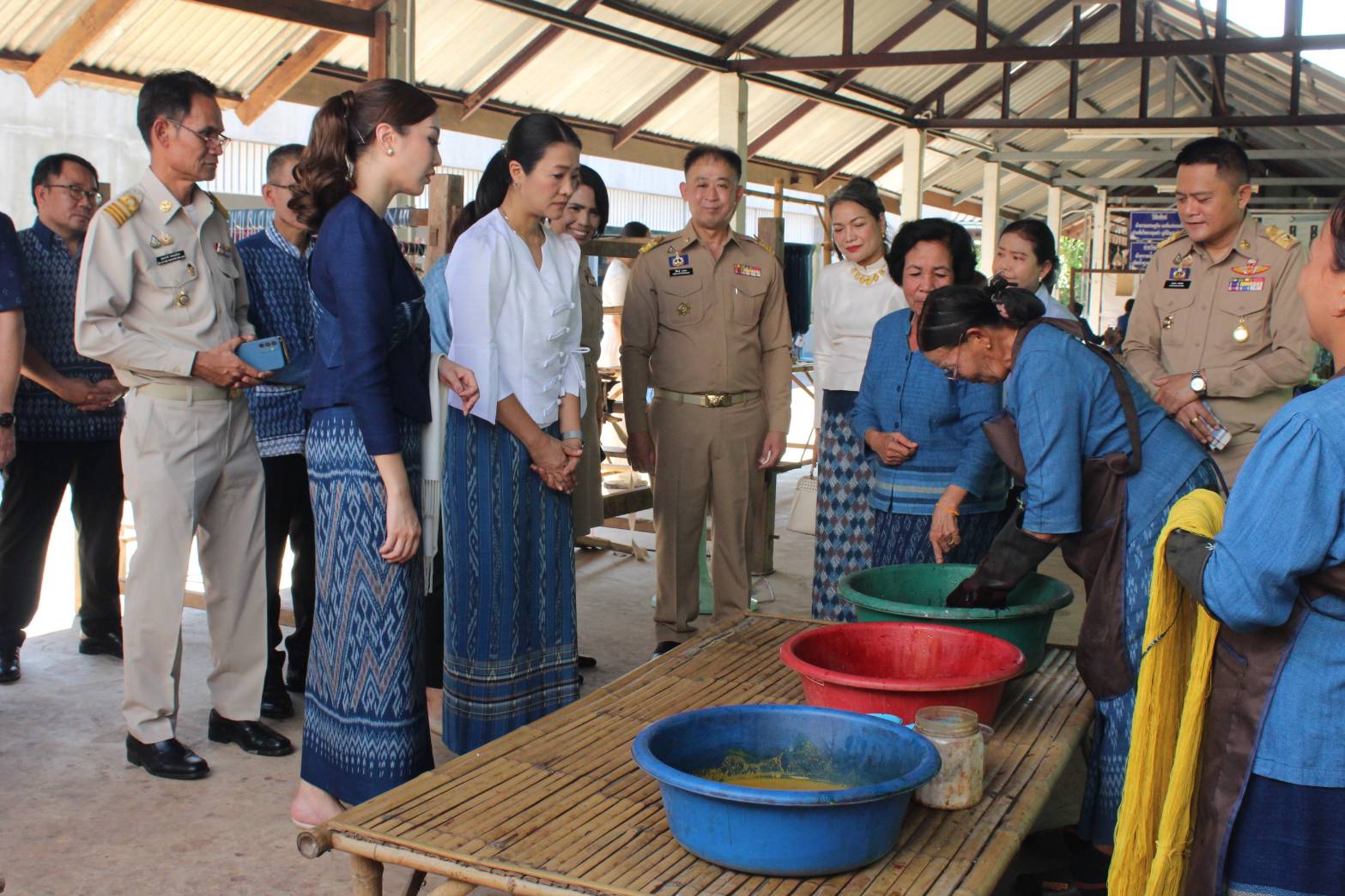 นางสาวธีรรัตน์ สำเร็จวาณิชย์ รัฐมนตรีช่วยว่าการกระทรวงมหาดไทย เยี่ยมชมการดำเนินงานของศูนย์เรียนรู้ผ้าย้อมคราม “วิชชาลัยดอนกอย วิถีแห่งการพัฒนาที่ยั่งยืน” จ.สกลนคร