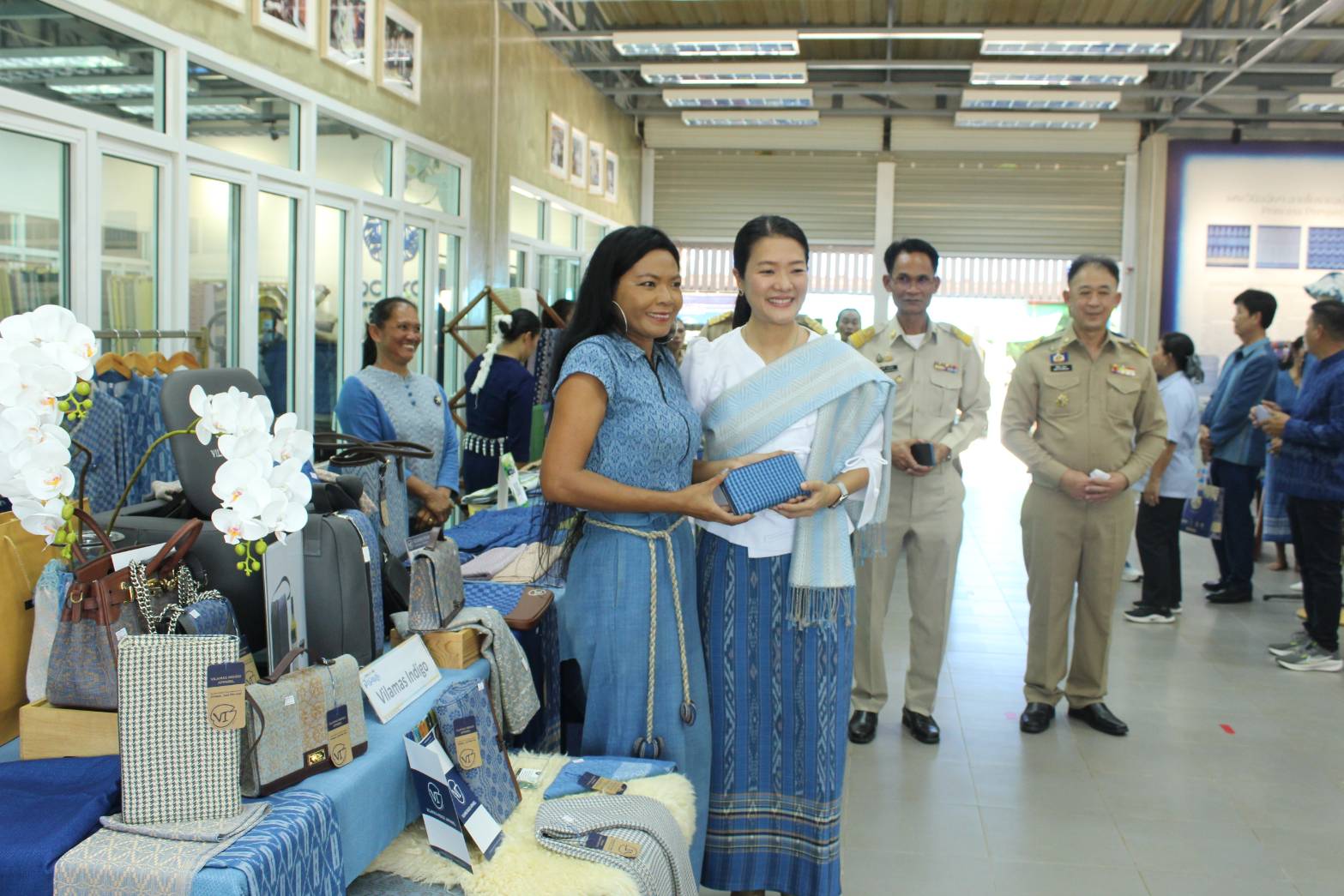 นางสาวธีรรัตน์ สำเร็จวาณิชย์ รัฐมนตรีช่วยว่าการกระทรวงมหาดไทย เยี่ยมชมการดำเนินงานของศูนย์เรียนรู้ผ้าย้อมคราม “วิชชาลัยดอนกอย วิถีแห่งการพัฒนาที่ยั่งยืน” จ.สกลนคร