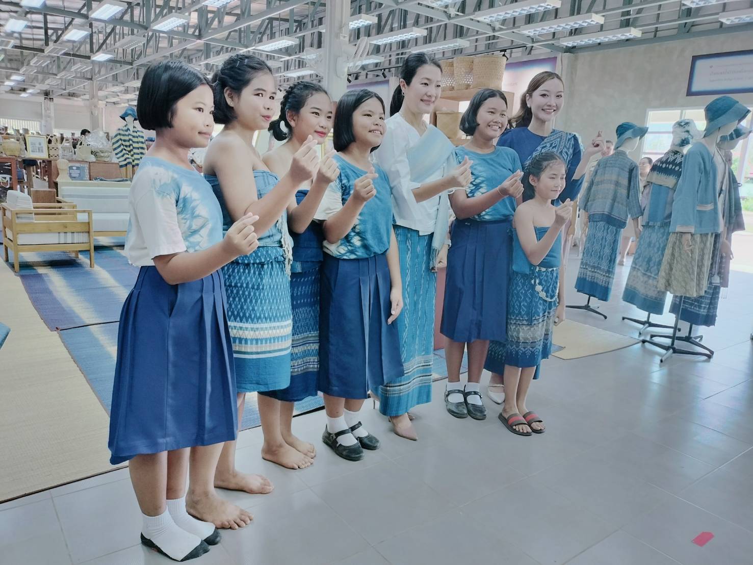 นางสาวธีรรัตน์ สำเร็จวาณิชย์ รัฐมนตรีช่วยว่าการกระทรวงมหาดไทย เยี่ยมชมการดำเนินงานของศูนย์เรียนรู้ผ้าย้อมคราม “วิชชาลัยดอนกอย วิถีแห่งการพัฒนาที่ยั่งยืน” จ.สกลนคร