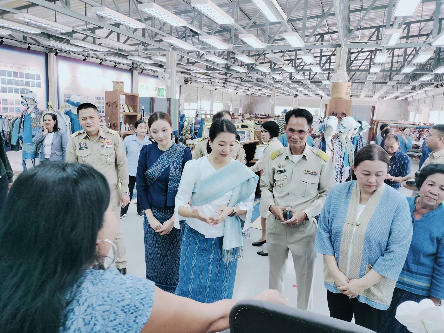 นางสาวธีรรัตน์ สำเร็จวาณิชย์ รัฐมนตรีช่วยว่าการกระทรวงมหาดไทย เยี่ยมชมการดำเนินงานของศูนย์เรียนรู้ผ้าย้อมคราม “วิชชาลัยดอนกอย วิถีแห่งการพัฒนาที่ยั่งยืน” จ.สกลนคร