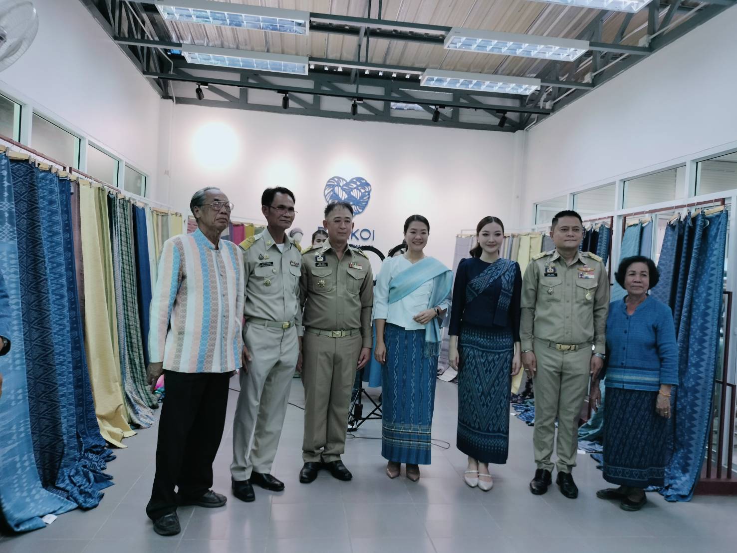 นางสาวธีรรัตน์ สำเร็จวาณิชย์ รัฐมนตรีช่วยว่าการกระทรวงมหาดไทย เยี่ยมชมการดำเนินงานของศูนย์เรียนรู้ผ้าย้อมคราม “วิชชาลัยดอนกอย วิถีแห่งการพัฒนาที่ยั่งยืน” จ.สกลนคร