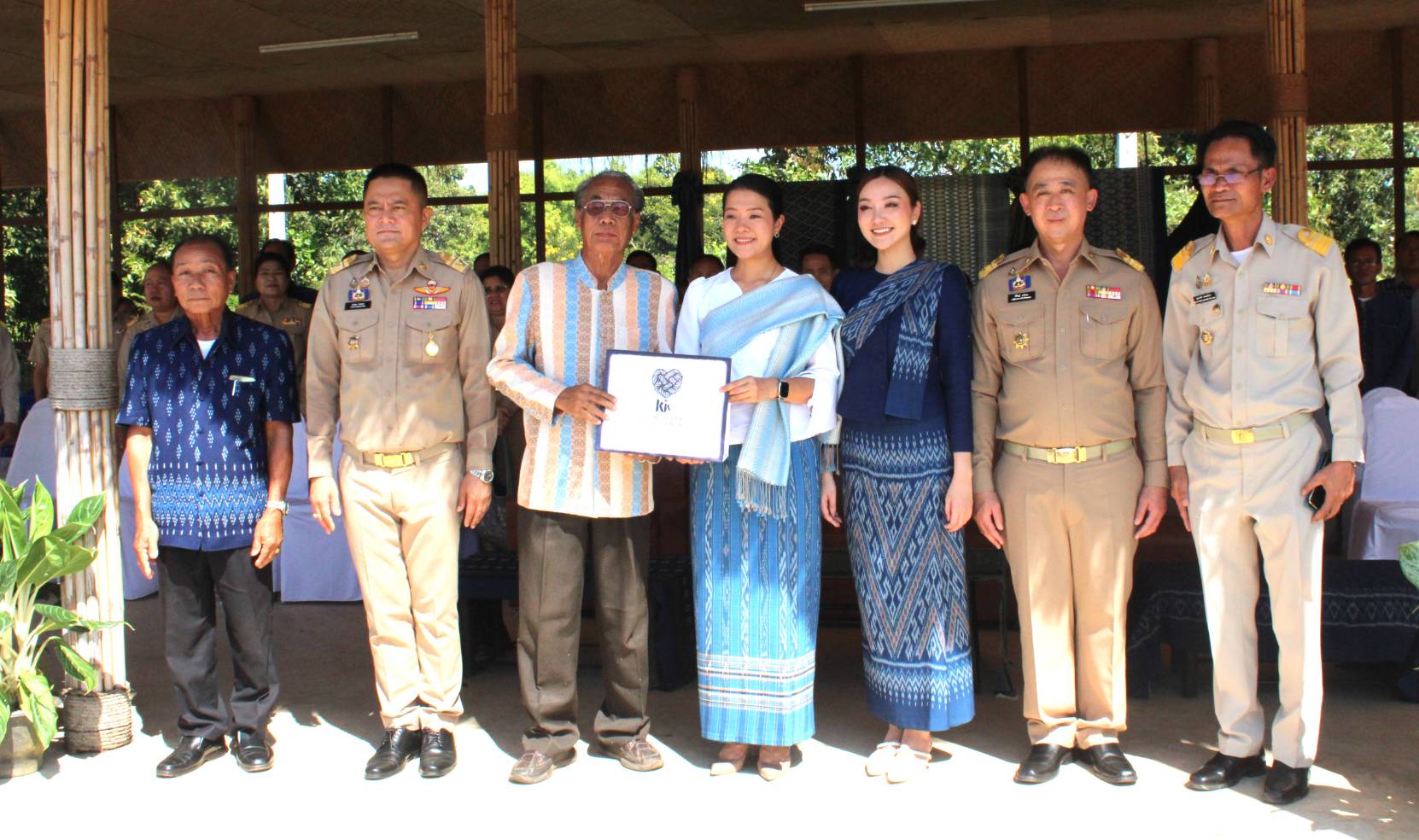 นางสาวธีรรัตน์ สำเร็จวาณิชย์ รัฐมนตรีช่วยว่าการกระทรวงมหาดไทย เยี่ยมชมการดำเนินงานของศูนย์เรียนรู้ผ้าย้อมคราม “วิชชาลัยดอนกอย วิถีแห่งการพัฒนาที่ยั่งยืน” จ.สกลนคร