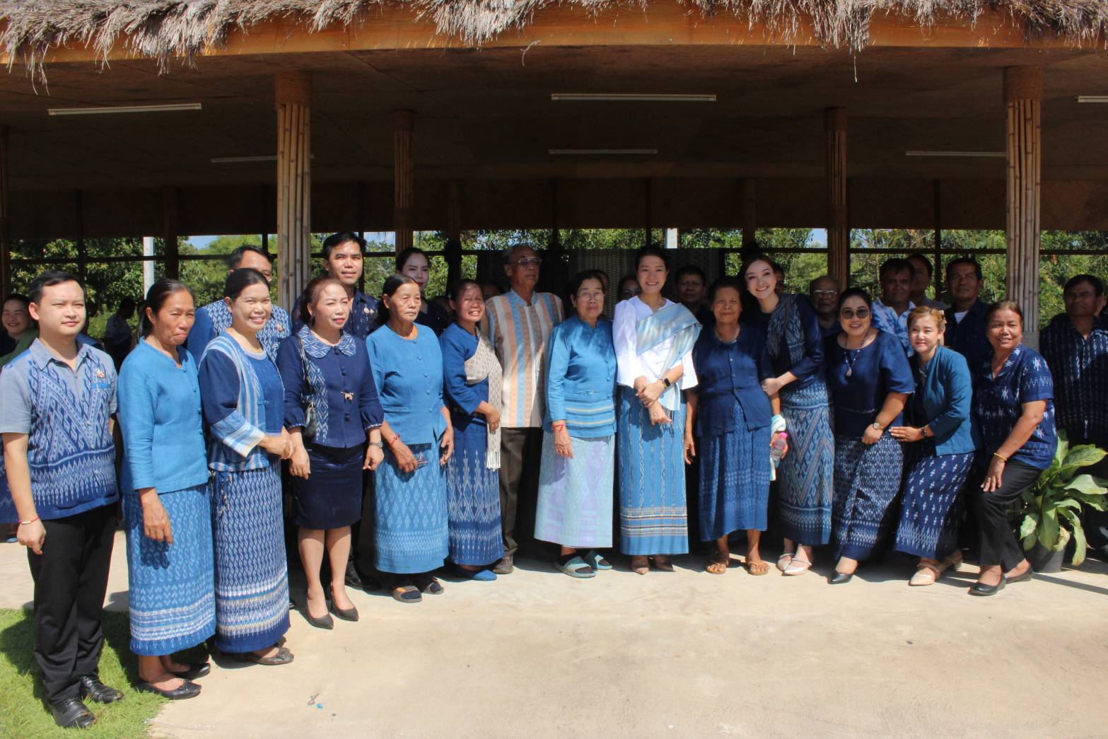 นางสาวธีรรัตน์ สำเร็จวาณิชย์ รัฐมนตรีช่วยว่าการกระทรวงมหาดไทย เยี่ยมชมการดำเนินงานของศูนย์เรียนรู้ผ้าย้อมคราม “วิชชาลัยดอนกอย วิถีแห่งการพัฒนาที่ยั่งยืน” จ.สกลนคร
