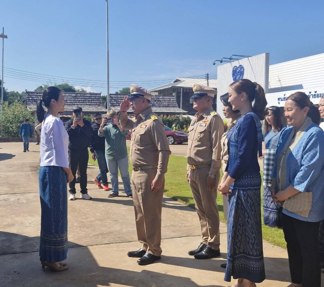นางสาวธีรรัตน์ สำเร็จวาณิชย์ รัฐมนตรีช่วยว่าการกระทรวงมหาดไทย เยี่ยมชมการดำเนินงานของศูนย์เรียนรู้ผ้าย้อมคราม “วิชชาลัยดอนกอย วิถีแห่งการพัฒนาที่ยั่งยืน” จ.สกลนคร