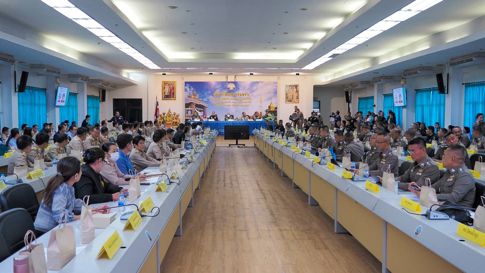 จเรตำรวจแห่งชาติ ประชุมคณะกรรมการ ศอ.ปส.จ.สกลนคร ร่วมแก้ไขปัญหายาเสพติด ตามรูปแบบ “ธวัชบุรีโมเดล” น้อมนำพระราชปณิธานฯ ประเทศชาติมั่นคง ประชาชนมีความสุข แก้ไขในสิ่งผิด สืบสานในพระราชปณิธาน ภายใต้ปรัชญาเศรษฐกิจพอเพียง มาเป็นแนวทางปฏิบัติ