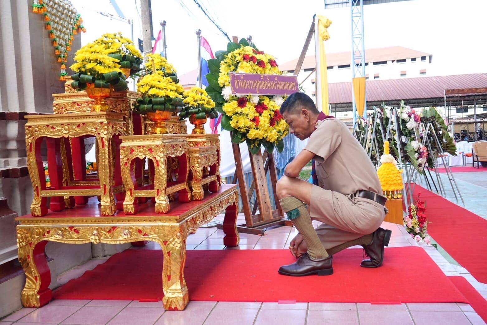 📰จังหวัดสกลนครจัดพิธีถวายพวงมาลาและถวายราชสดุดี วันสมเด็จพระมหาธีรราชเจ้า ประจำปี 2567 ณ โรงเรียนสกลนครพัฒนศึกษา อำเภอเมืองสกลนคร จังหวัดสกลนคร