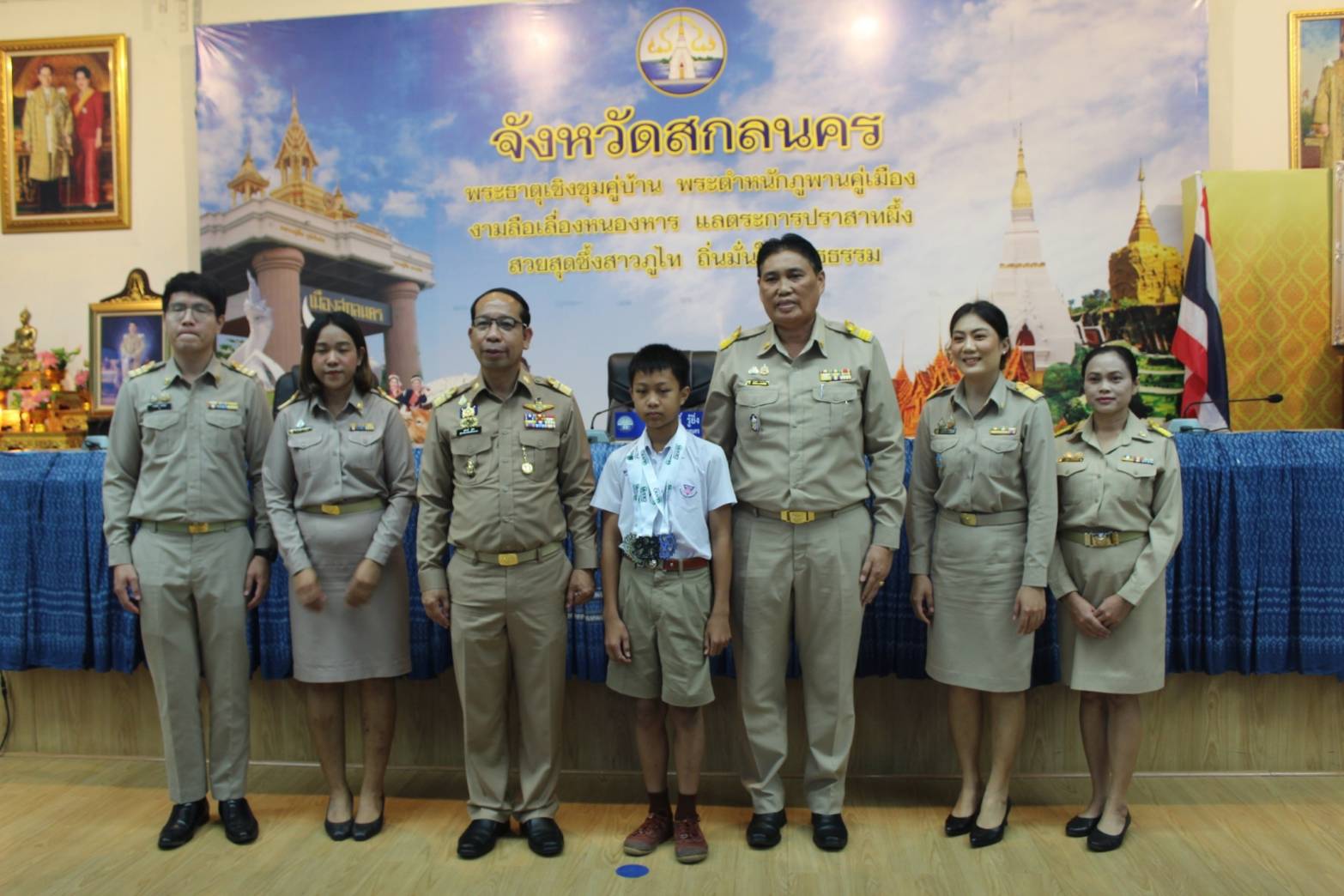 จังหวัดสกลนคร ประชุม คณะกรมการจังหวัด เดือนพฤศจิกายน 2567 โดยผู้ว่าราชการจังหวัดสกลนคร มอบทุนพระราชทานเพื่อการศึกษาฯ บุตรสมาชิกสหกรณ์โคนม มอบเงินกองทุนเงินช่วยเหลือผู้ประสบสาธารณภัย และพิธีการอื่น ๆ ก่อนการประชุม