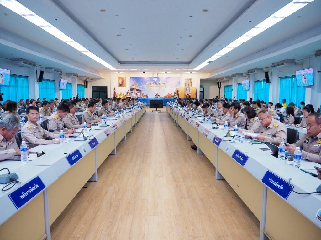 จังหวัดสกลนคร ประชุม คณะกรมการจังหวัด เดือนพฤศจิกายน 2567 โดยผู้ว่าราชการจังหวัดสกลนคร มอบทุนพระราชทานเพื่อการศึกษาฯ บุตรสมาชิกสหกรณ์โคนม มอบเงินกองทุนเงินช่วยเหลือผู้ประสบสาธารณภัย และพิธีการอื่น ๆ ก่อนการประชุม