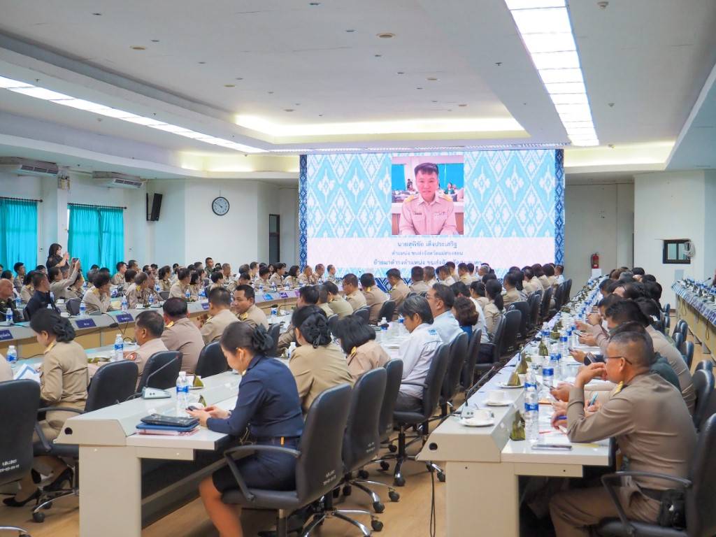 จังหวัดสกลนคร ประชุม คณะกรมการจังหวัด เดือนพฤศจิกายน 2567 โดยผู้ว่าราชการจังหวัดสกลนคร มอบทุนพระราชทานเพื่อการศึกษาฯ บุตรสมาชิกสหกรณ์โคนม มอบเงินกองทุนเงินช่วยเหลือผู้ประสบสาธารณภัย และพิธีการอื่น ๆ ก่อนการประชุม