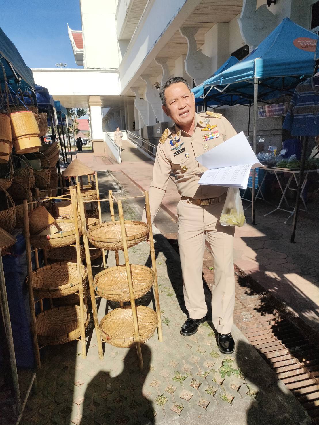 พช.สกลนคร : จัดตลาดนัดสินค้า OTOP อาหารปลอดภัย สินค้าดี สินค้าเด่นจังหวัดสกลนคร ส่งเสริมช่องทางการตลาดให้ผู้ประกอบการ OTOP