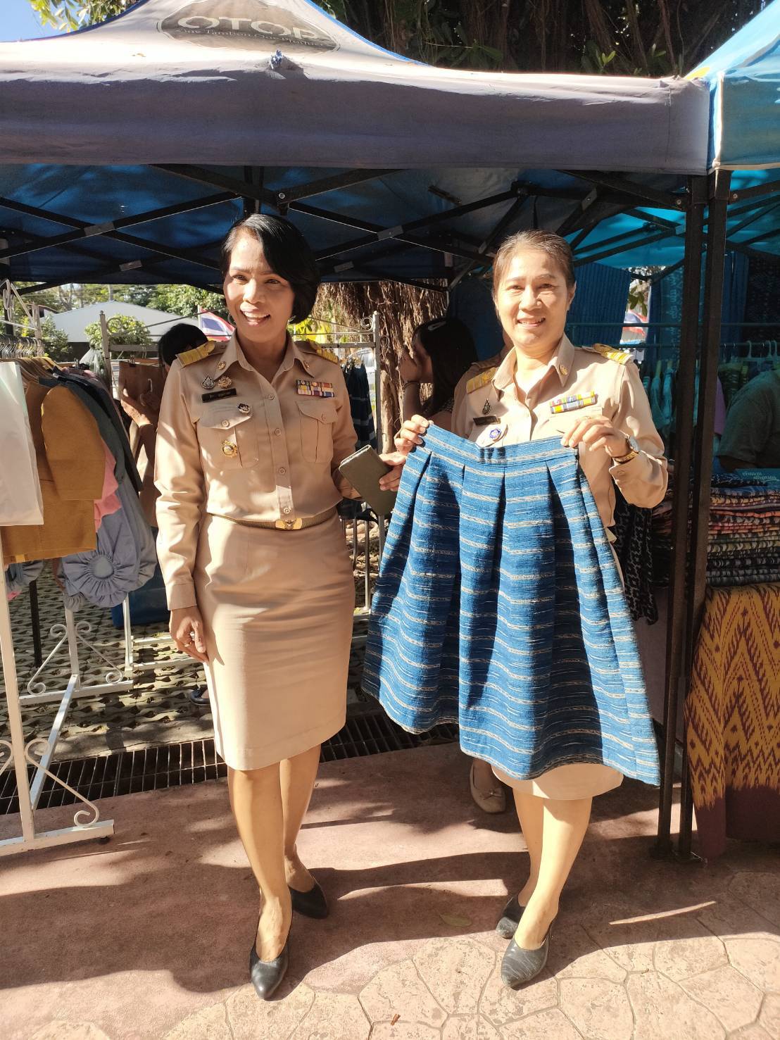 พช.สกลนคร : จัดตลาดนัดสินค้า OTOP อาหารปลอดภัย สินค้าดี สินค้าเด่นจังหวัดสกลนคร ส่งเสริมช่องทางการตลาดให้ผู้ประกอบการ OTOP
