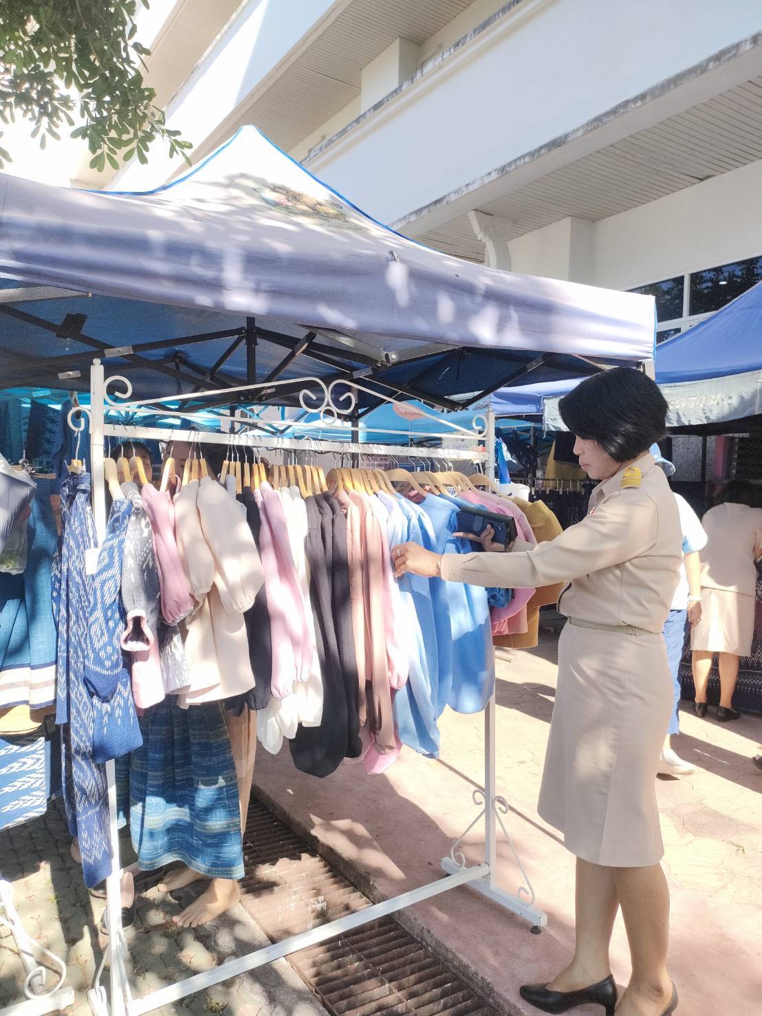พช.สกลนคร : จัดตลาดนัดสินค้า OTOP อาหารปลอดภัย สินค้าดี สินค้าเด่นจังหวัดสกลนคร ส่งเสริมช่องทางการตลาดให้ผู้ประกอบการ OTOP