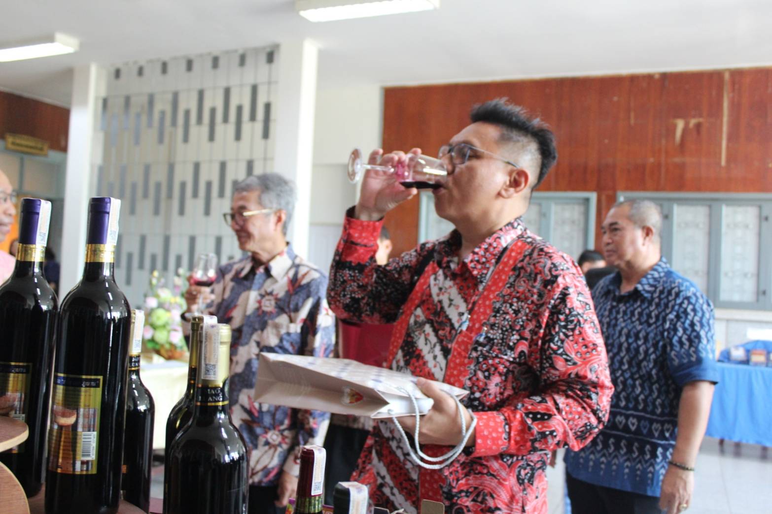 เอกอัครราชทูตสาธารณรัฐอินโดนีเซียประจำประเทศไทยเข้าคารวะผู้ว่าราชการจังหวัดสกลนคร เพื่อเชื่อมความสัมพันธ์อันดีระหว่างประเทศอินโดนีเซียกับจังหวัดสกลนคร ประเทศไทย