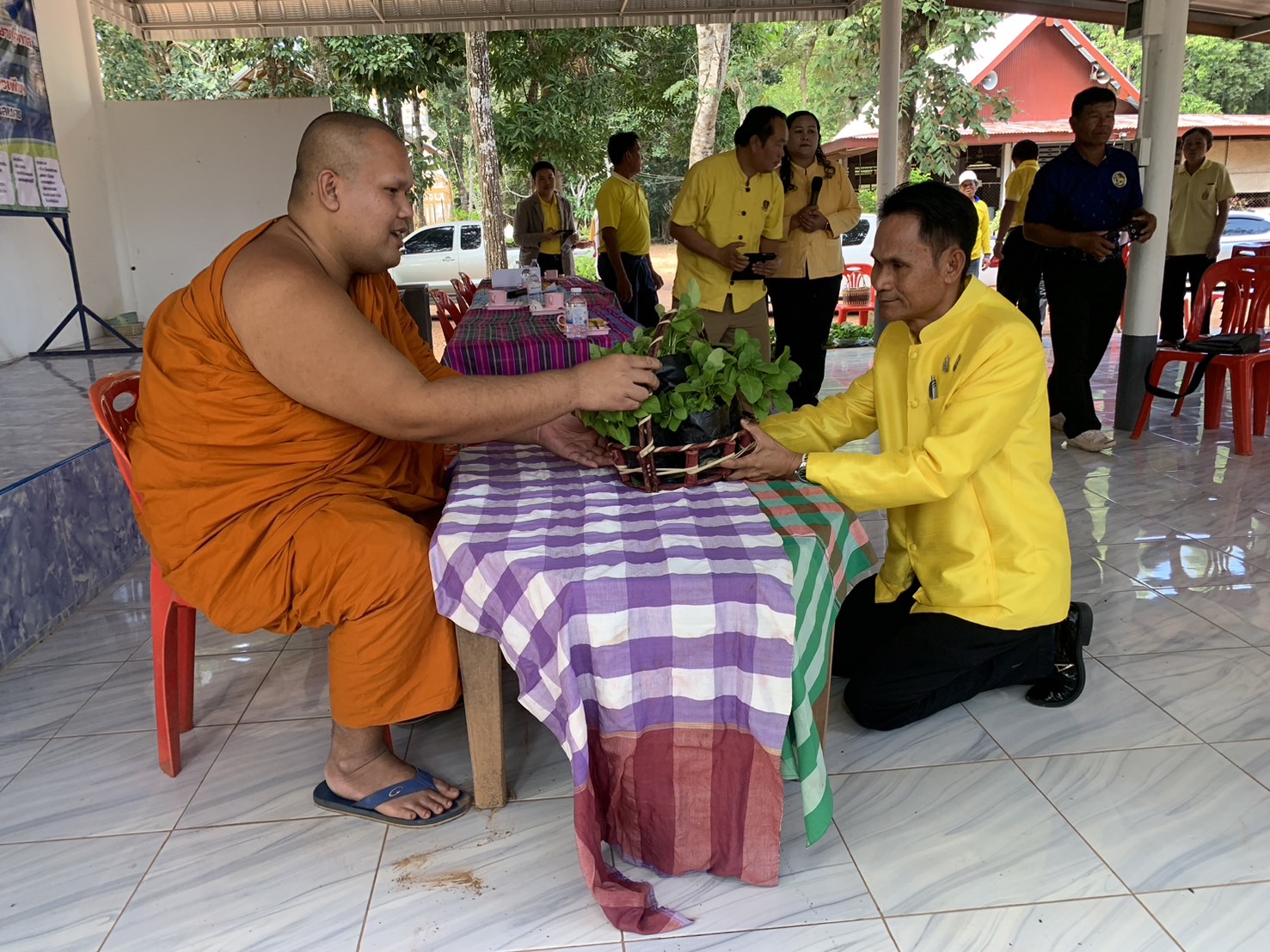 จังหวัดสกลนคร โดยสำนักงานพัฒนาชุมชนจังหวัดสกลนคร ลงพื้นที่อำเภออากาศอำนวย ร่วมขับเคลื่อนกิจกรรมการเพิ่มรายได้ ลดรายจ่าย ขยายโอกาส และส่งเสริมการดำเนินชีวิตตามแนวทางปรัชญาของเศรษฐกิจพอเพียง ตามนโยบายผู้ว่าราชการจังหวัดสกลนคร