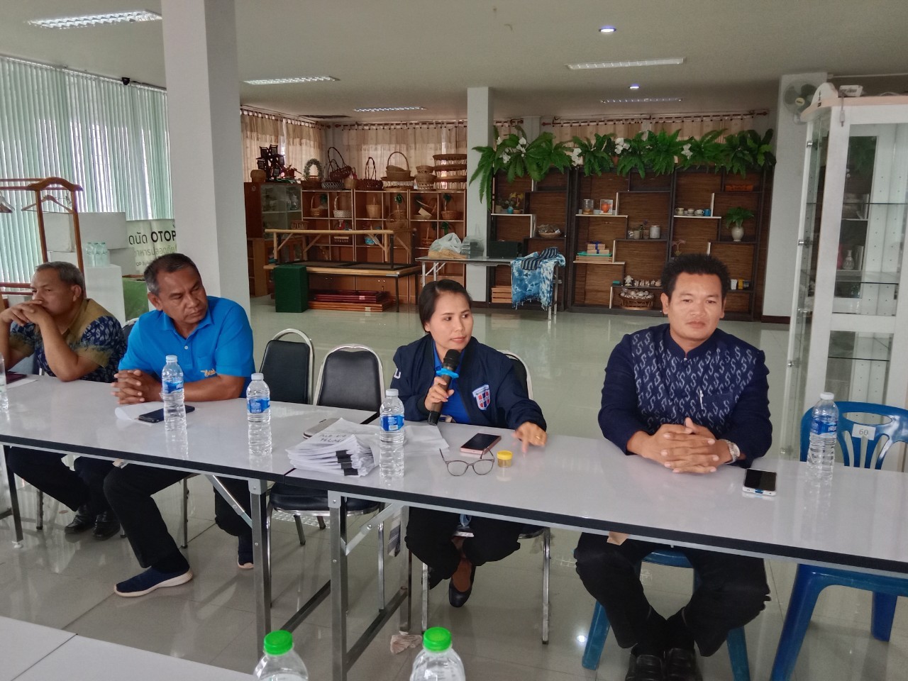 📢พช.สกลนคร หารือร่วมเครือข่ายกองทุนหมู่บ้านและบริษัทประชารัฐสกลนคร กำหนดแนวทางการขับเคลื่อนและพัฒนาเศรษฐกิจฐานรากตามแนวทางประชารัฐ