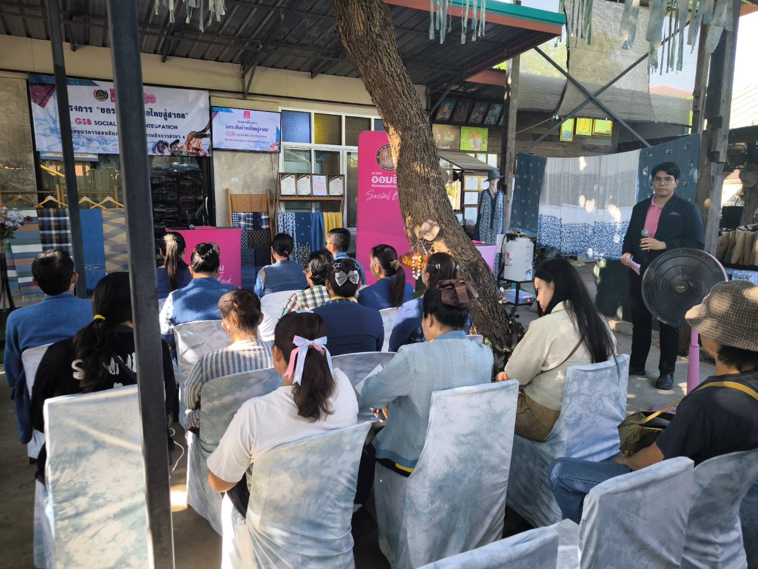 📢พช.สกลนคร : “ยกระดับผ้าทอไทยสู่สากล” สร้างสรรค์ผ้าไทยให้โลกตะลึง โดยธนาคารออมสินภาค ๑๐ สายงานกิจการสาขา ๔