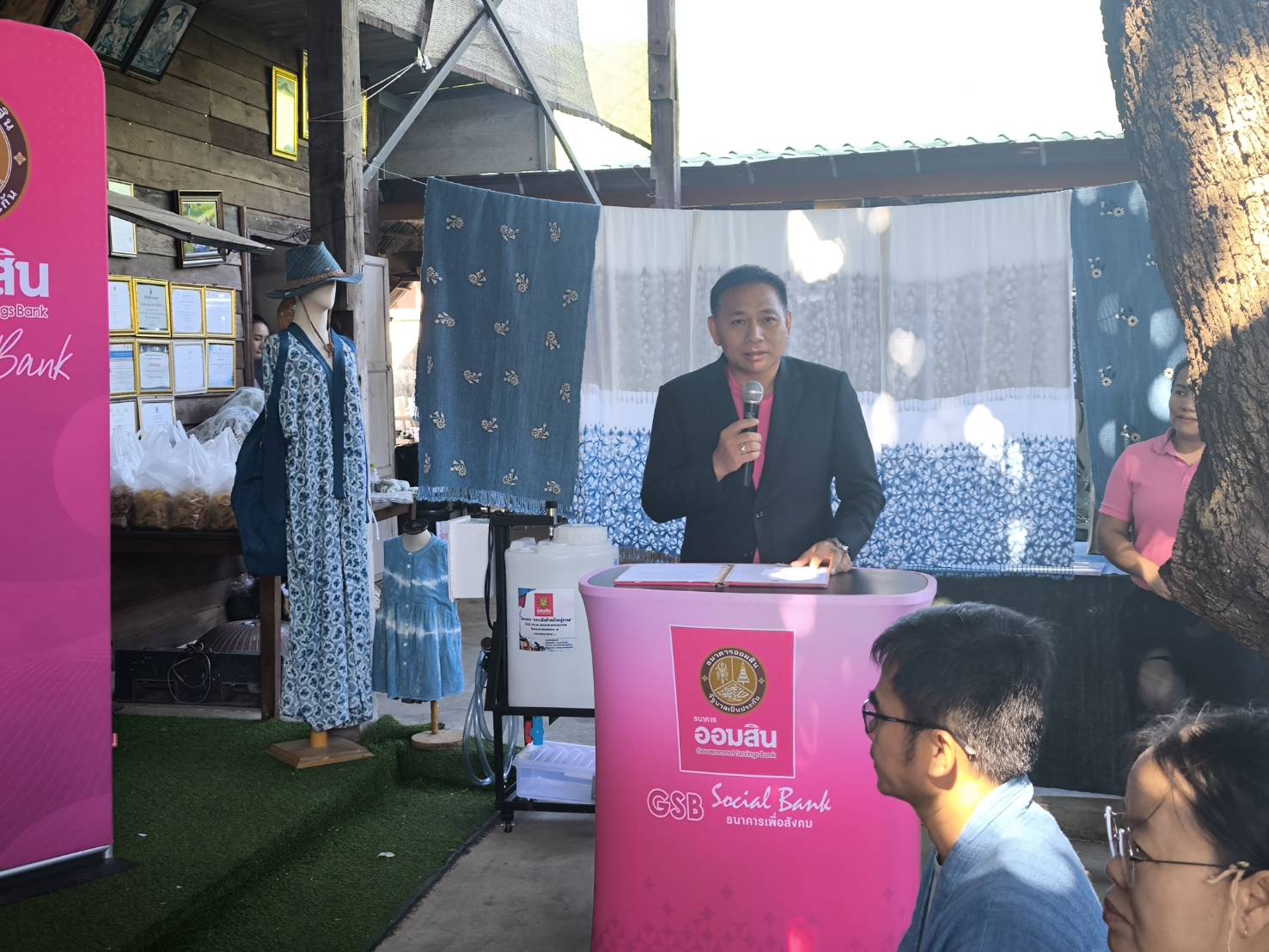 📢พช.สกลนคร : “ยกระดับผ้าทอไทยสู่สากล” สร้างสรรค์ผ้าไทยให้โลกตะลึง โดยธนาคารออมสินภาค ๑๐ สายงานกิจการสาขา ๔