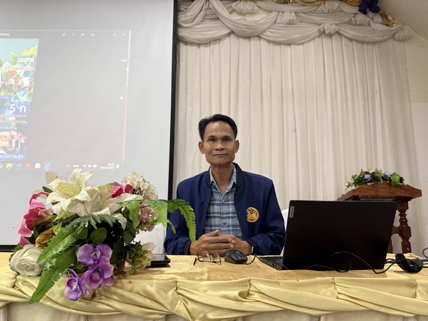 📢พจ.สกลนคร เยี่ยมให้กำลังใจผู้เข้าร่วมโครงการพัฒนาศักยภาพผู้ผลิตผู้ประกอบการทอผ้าด้วยเส้นไหมจังหวัดสกลนคร ตามพระราชปณิธาน สืบสาน รักษา และต่อยอด