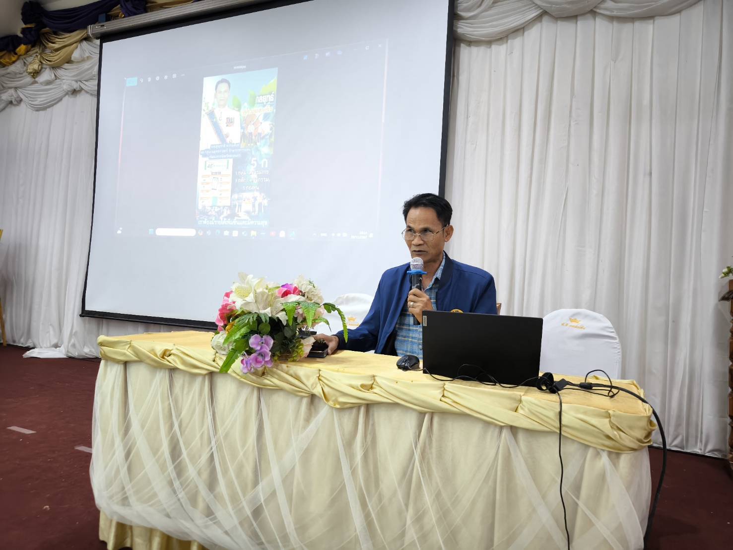 📢พจ.สกลนคร เยี่ยมให้กำลังใจผู้เข้าร่วมโครงการพัฒนาศักยภาพผู้ผลิตผู้ประกอบการทอผ้าด้วยเส้นไหมจังหวัดสกลนคร ตามพระราชปณิธาน สืบสาน รักษา และต่อยอด