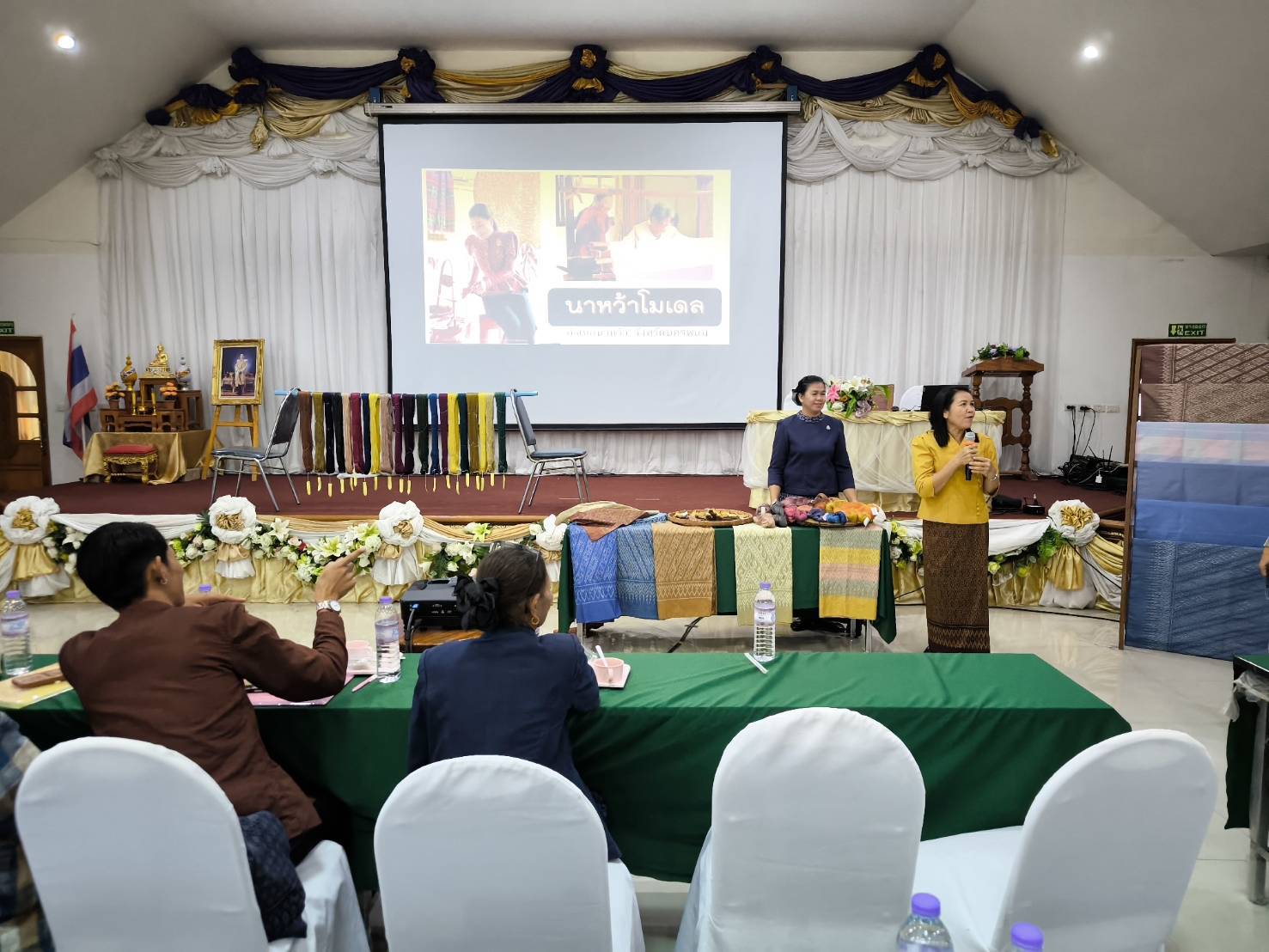 📢พจ.สกลนคร เยี่ยมให้กำลังใจผู้เข้าร่วมโครงการพัฒนาศักยภาพผู้ผลิตผู้ประกอบการทอผ้าด้วยเส้นไหมจังหวัดสกลนคร ตามพระราชปณิธาน สืบสาน รักษา และต่อยอด